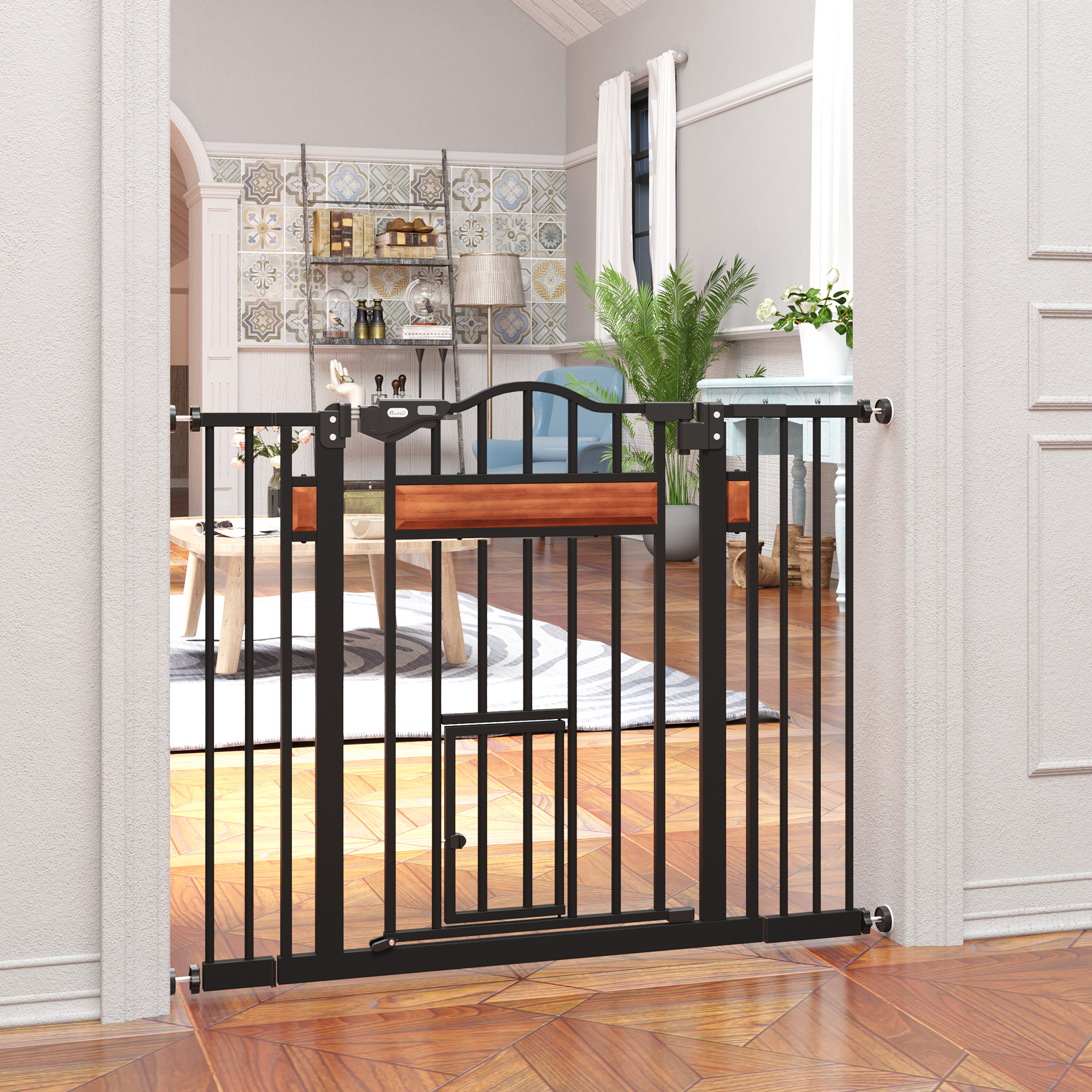 Barrera de seguridad negra en una puerta, que conduce a una sala de estar.