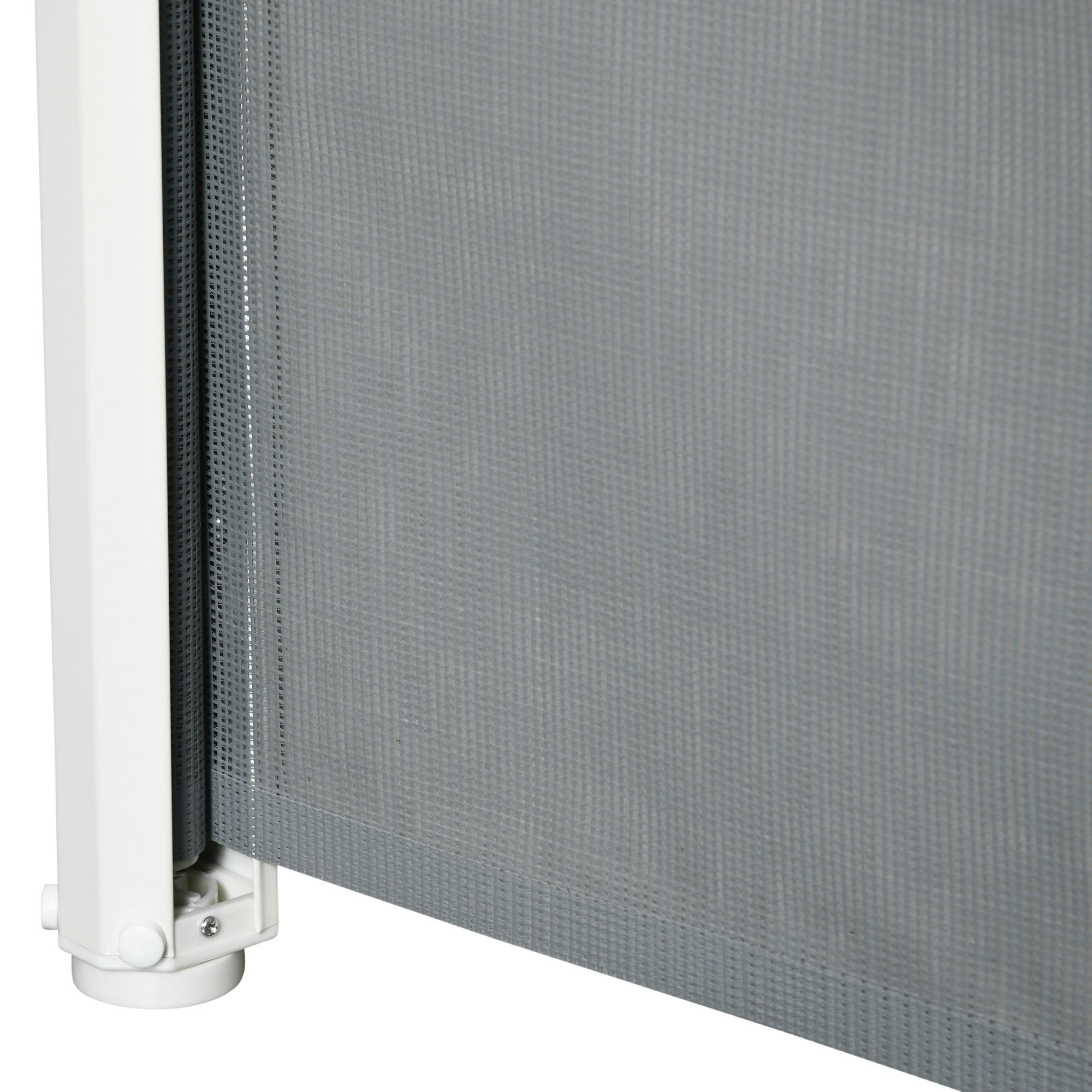Primer plano de una tela gris retráctil para parasol con marco y montaje blancos.