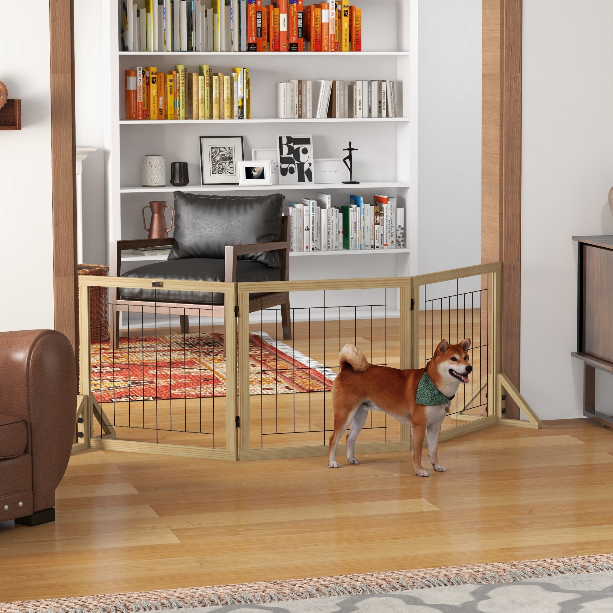Perro detrás de una valla de madera para mascotas en una habitación con estanterías y muebles.