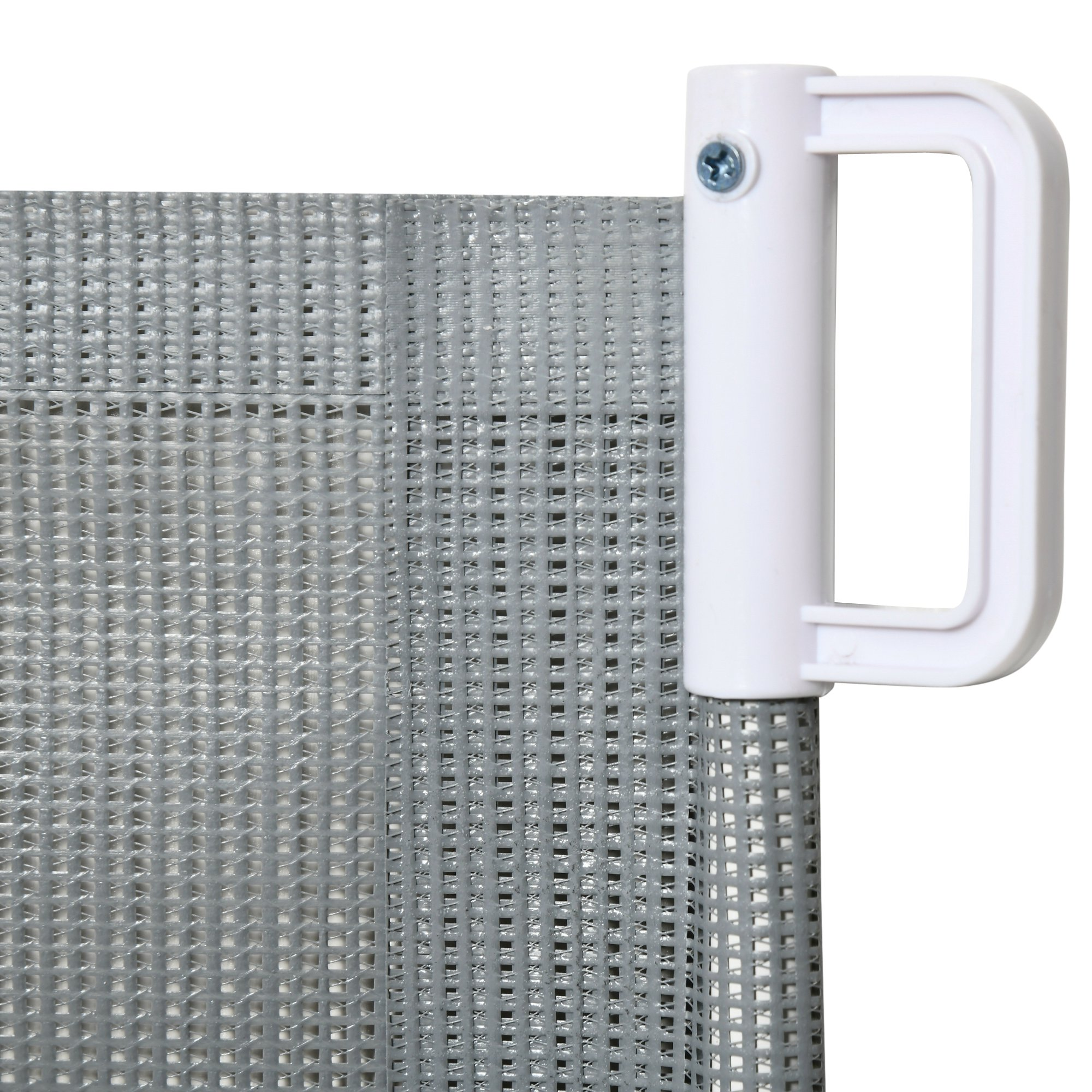 Primer plano de una barrera para mascotas de malla gris con un asa blanca y un tornillo visible.