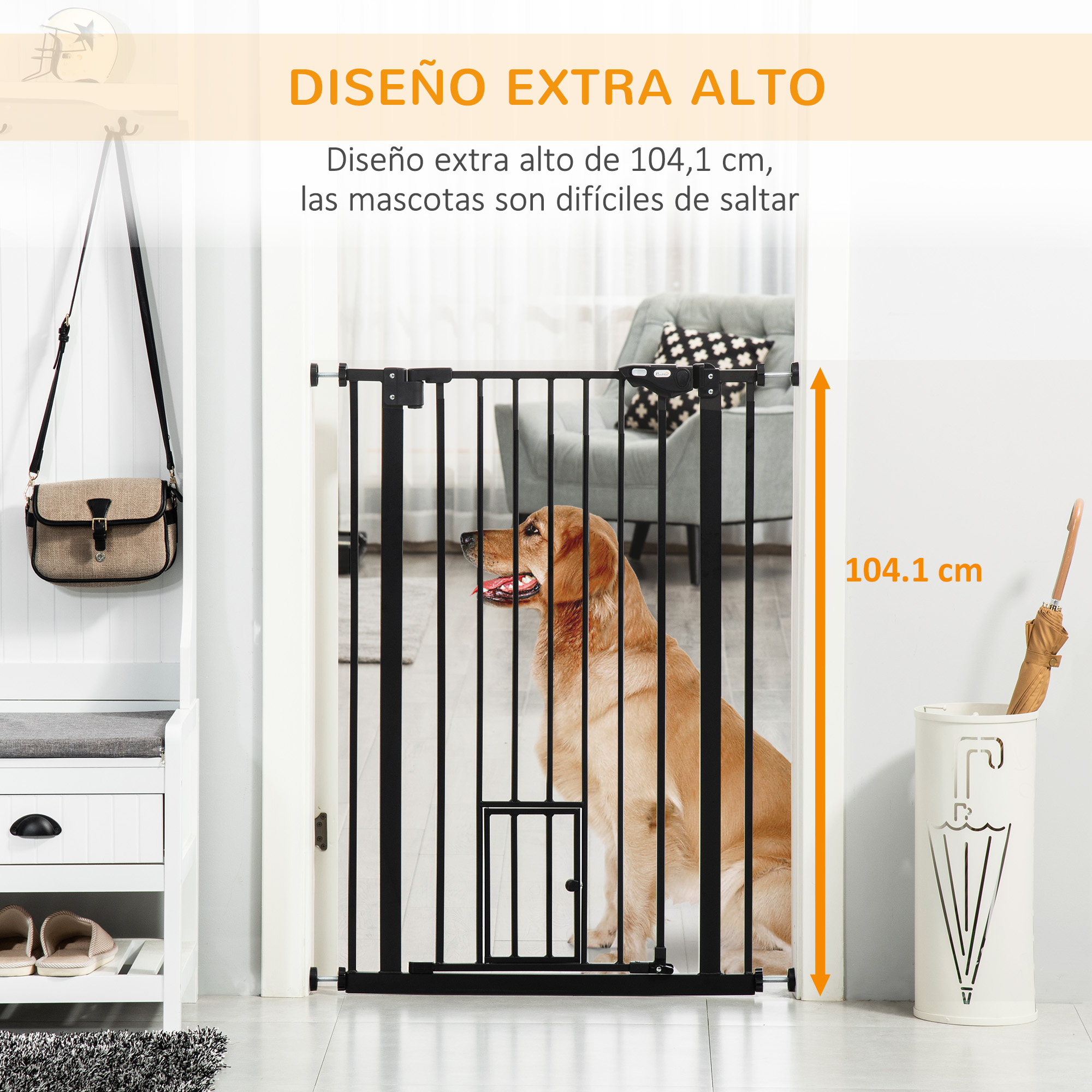 Un golden retriever detrás de una puerta para mascotas negra, con un fondo de pared blanca.