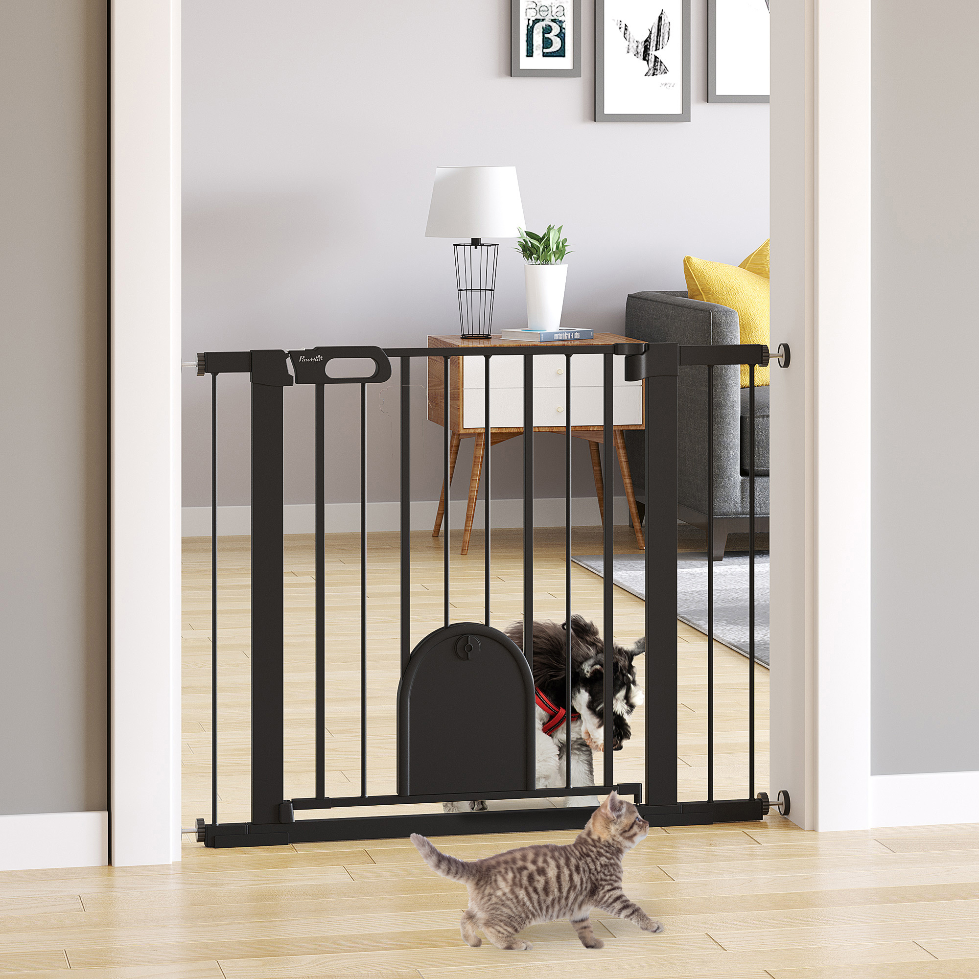 Puerta para mascotas negra con un perro y un gato. La puerta separa una habitación, piso de madera.