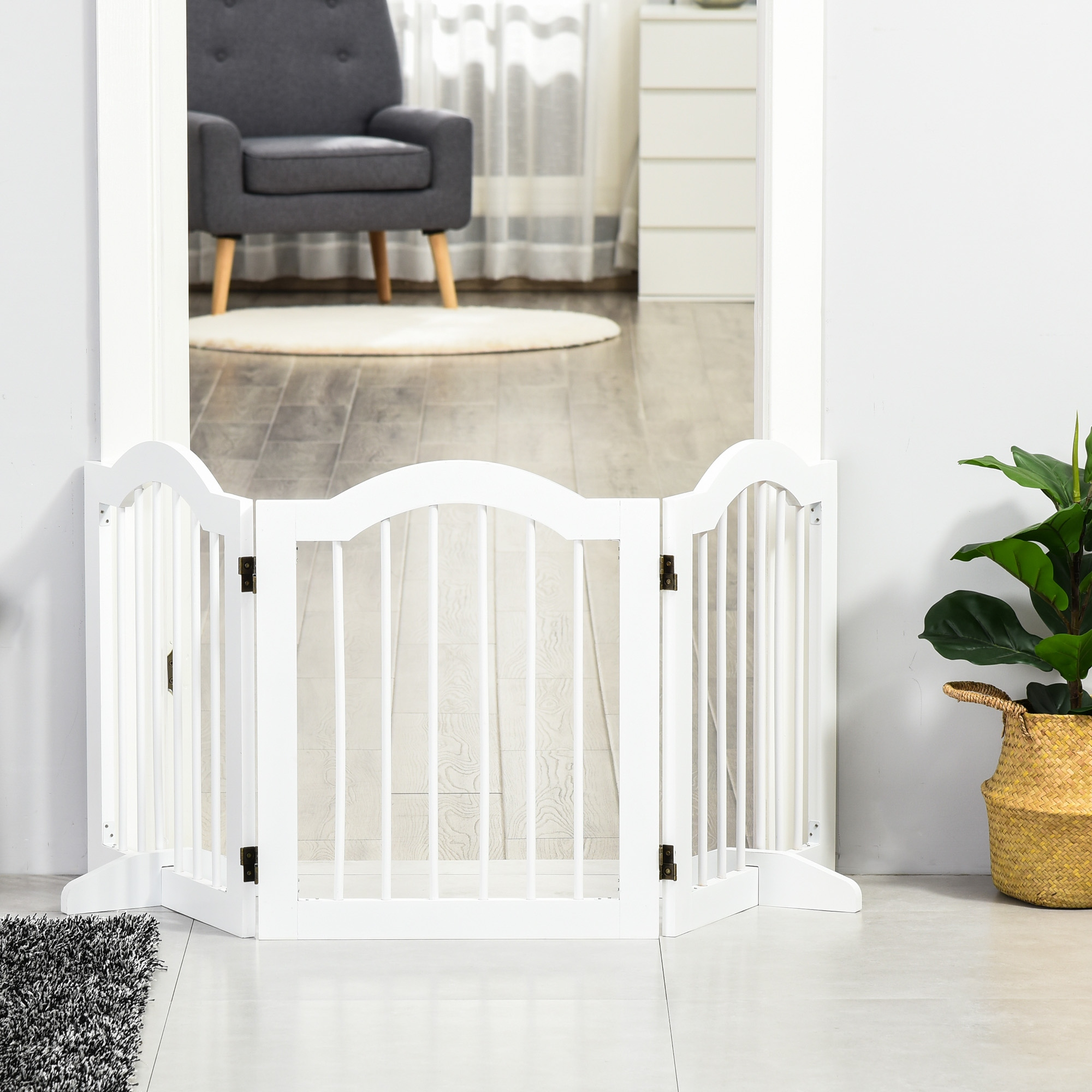 Puerta blanca de madera para mascotas en una puerta. Sofá y planta en el fondo.