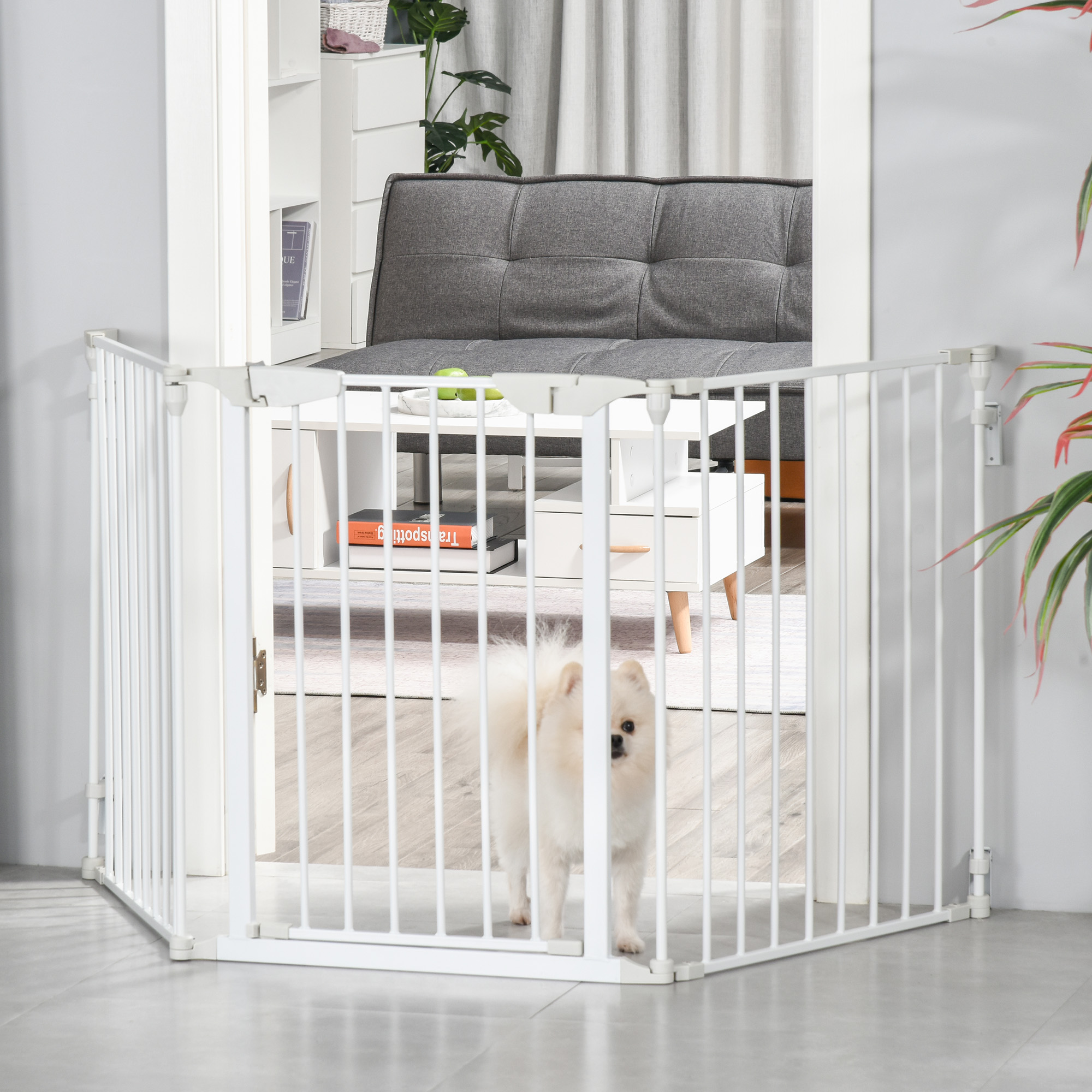Barrera para perros blanca en una puerta, con un perro blanco pequeño adentro. Fondo de sala.