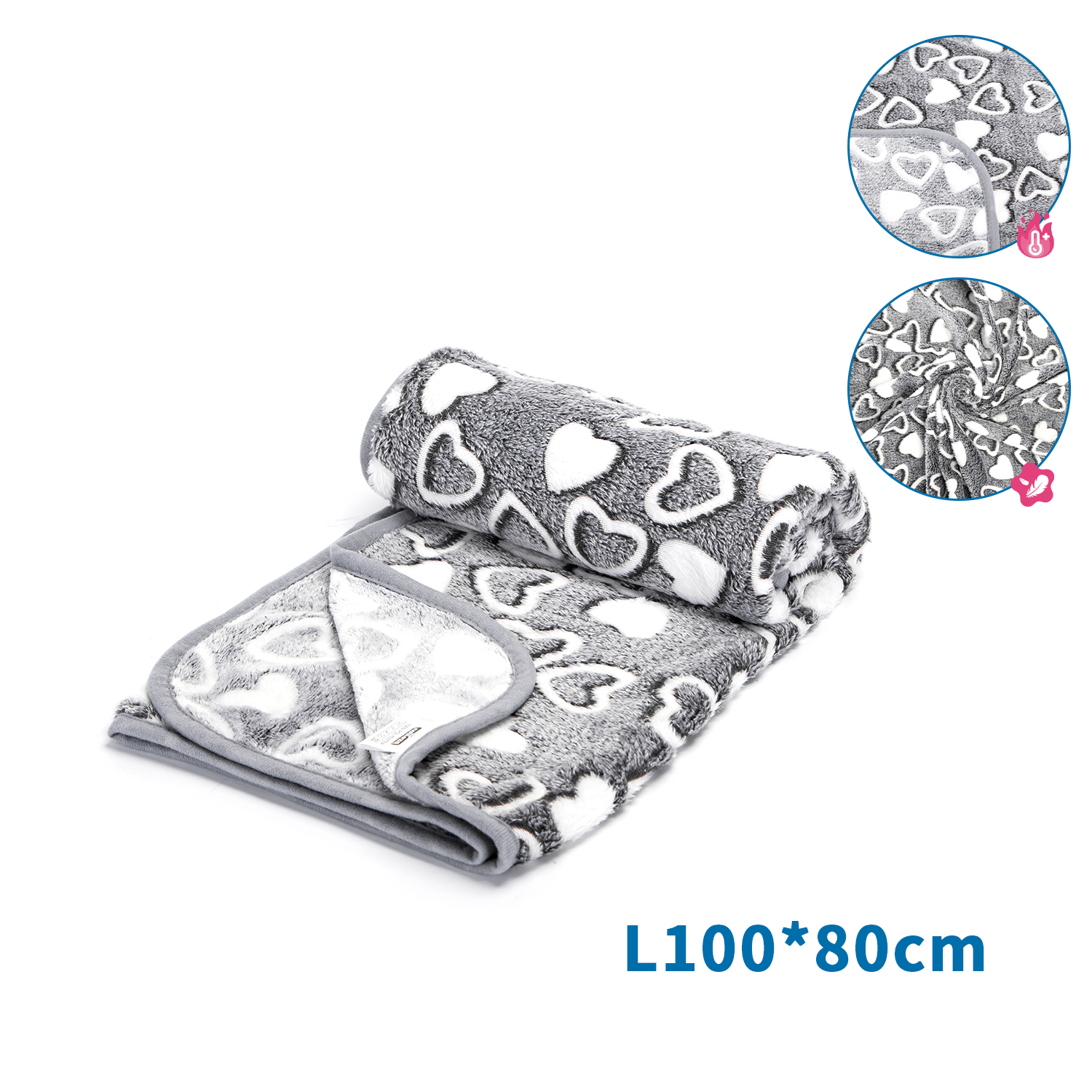 Manta gris con patrones de corazones blancos. Enrollada y extendida, con detalles de primer plano.