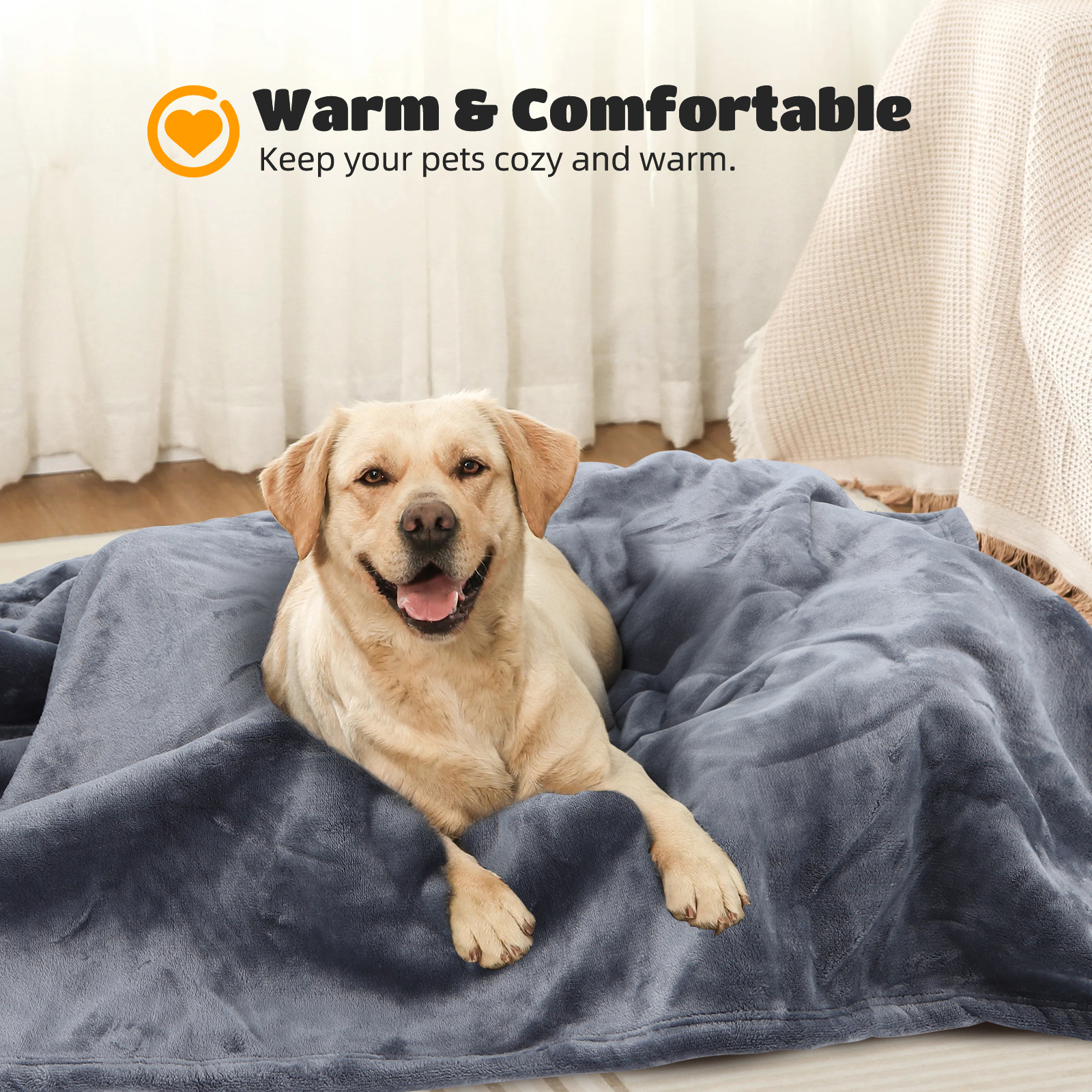 Un labrador dorado sonriente en una cama de felpa gris. La cama está sobre una manta gris.