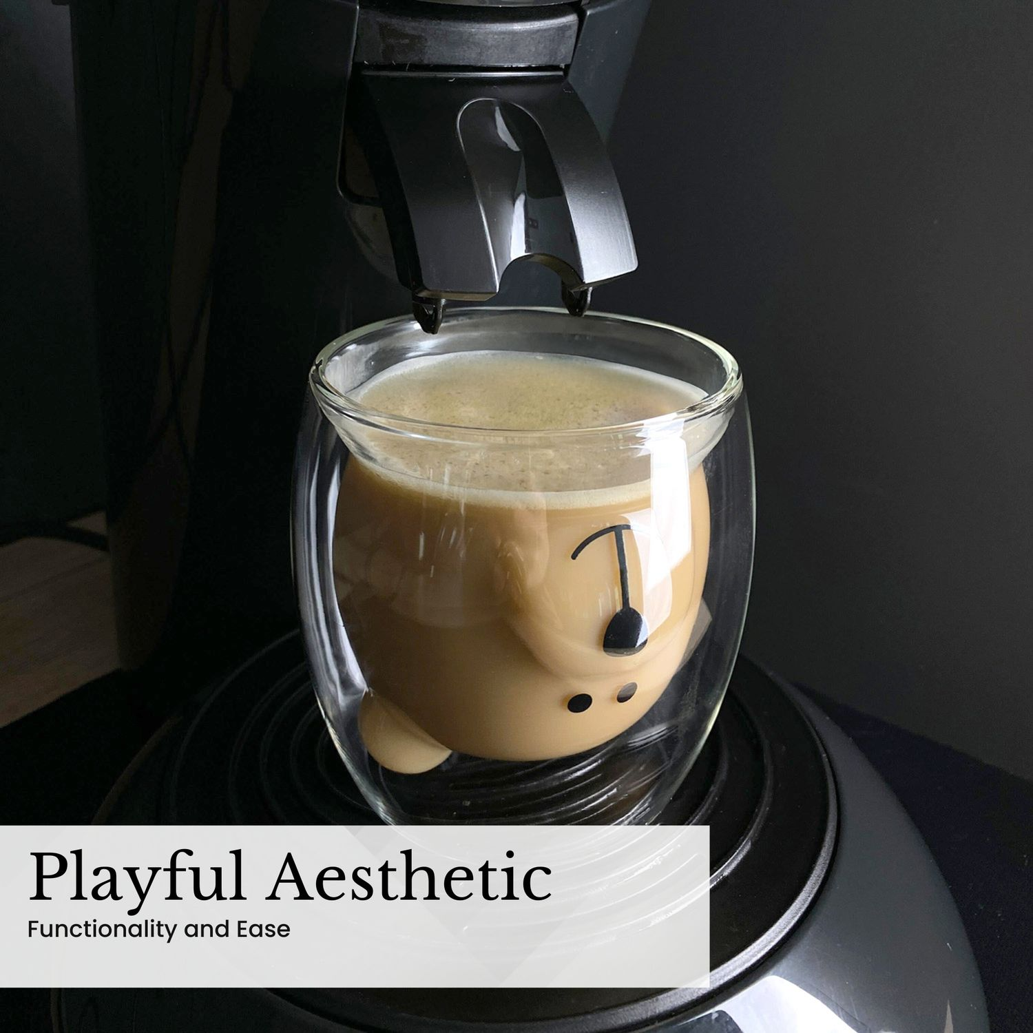 Bärenförmiges Glas mit Kaffee auf einer schwarzen Kaffeemaschine. Das Glas hat Bärengesichtdetails.