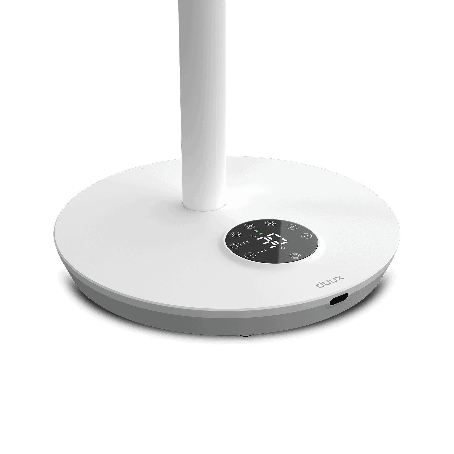 Nahaufnahme eines weißen Standventilators mit Digitalanzeige und Bedientasten. Der Sockel ist grau.