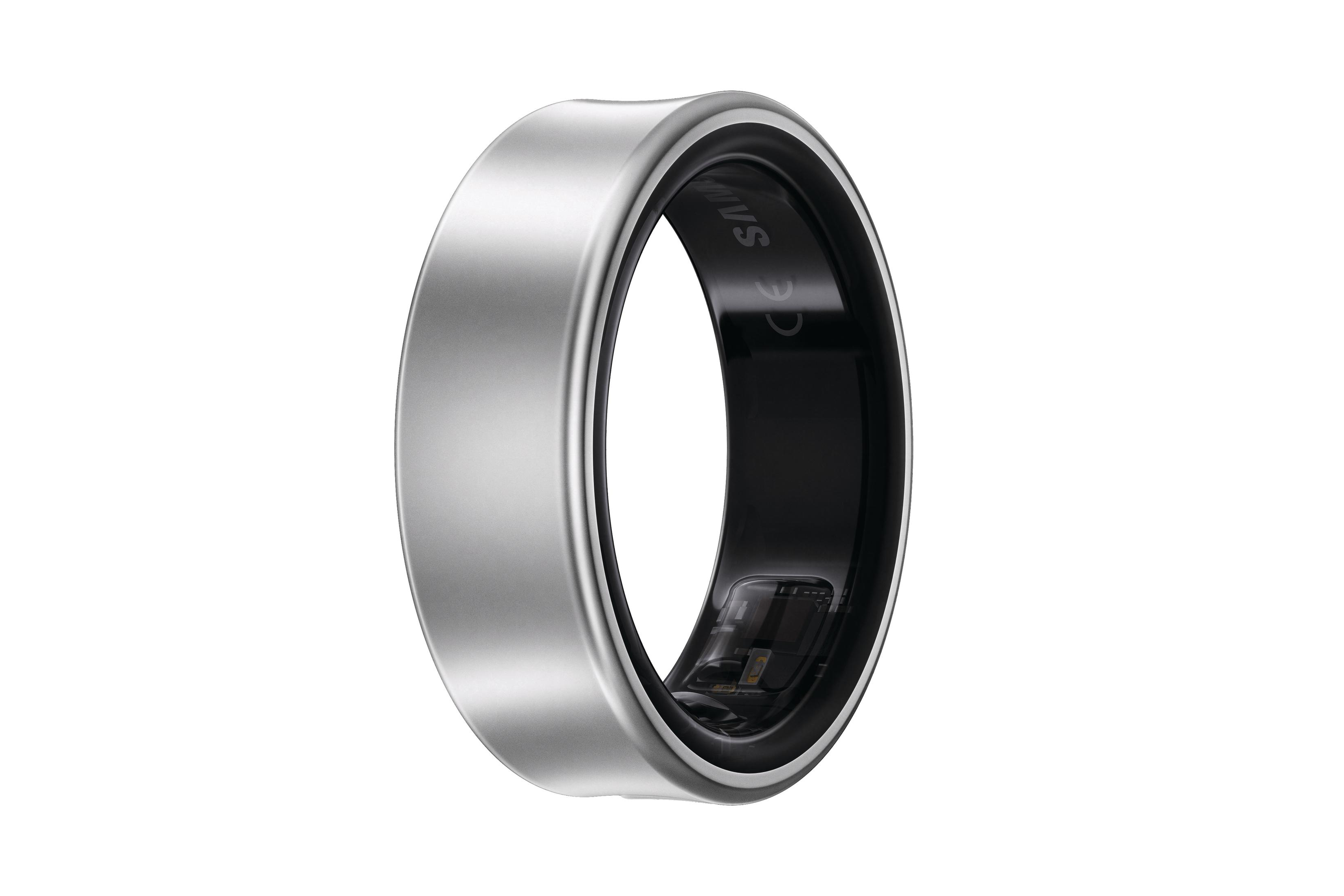 Un anello intelligente argentato con un anello interno nero su sfondo bianco.