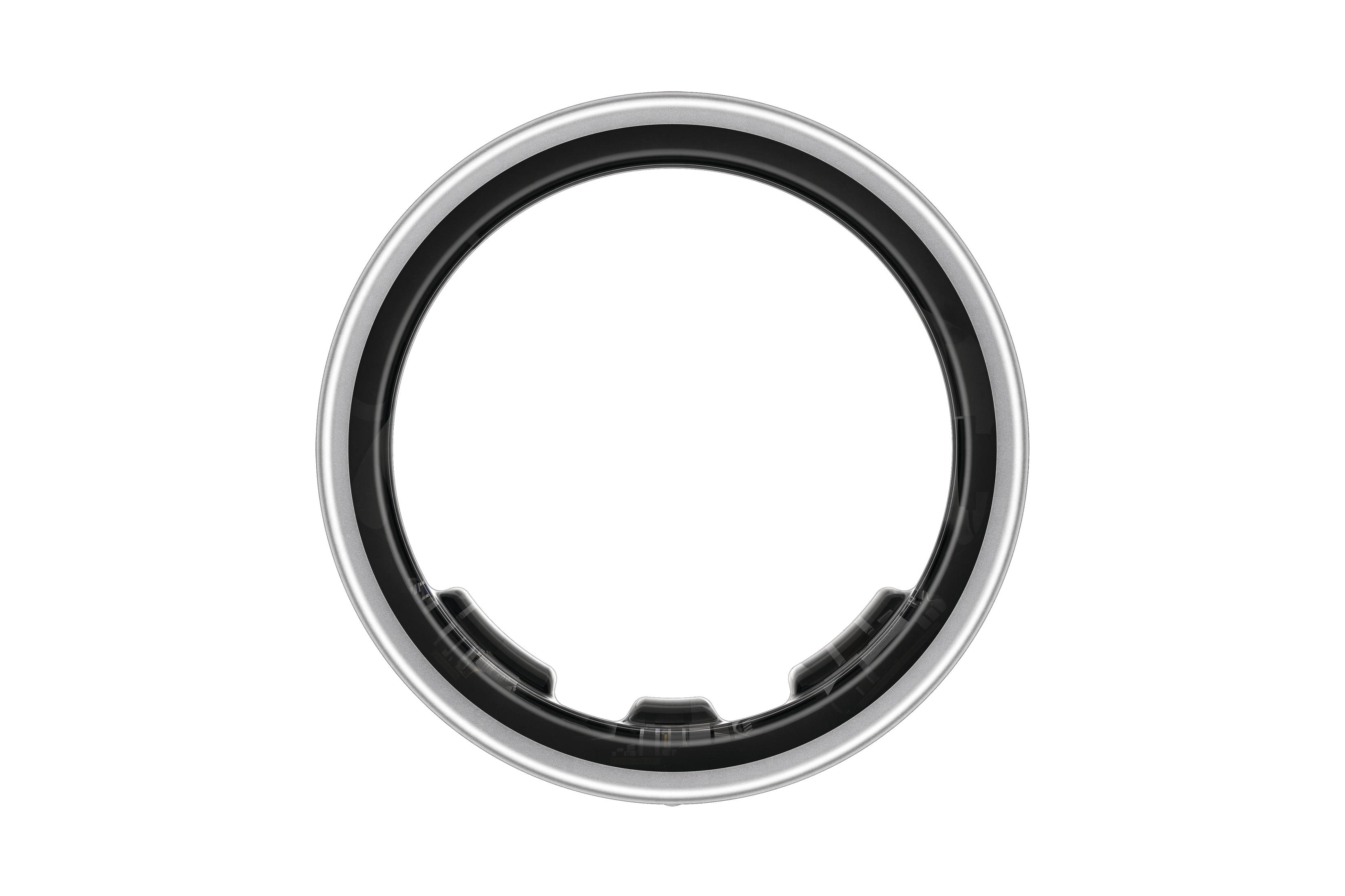 Un oggetto a forma di anello con sezioni esterne argentate e interne nere. Sfondo bianco.