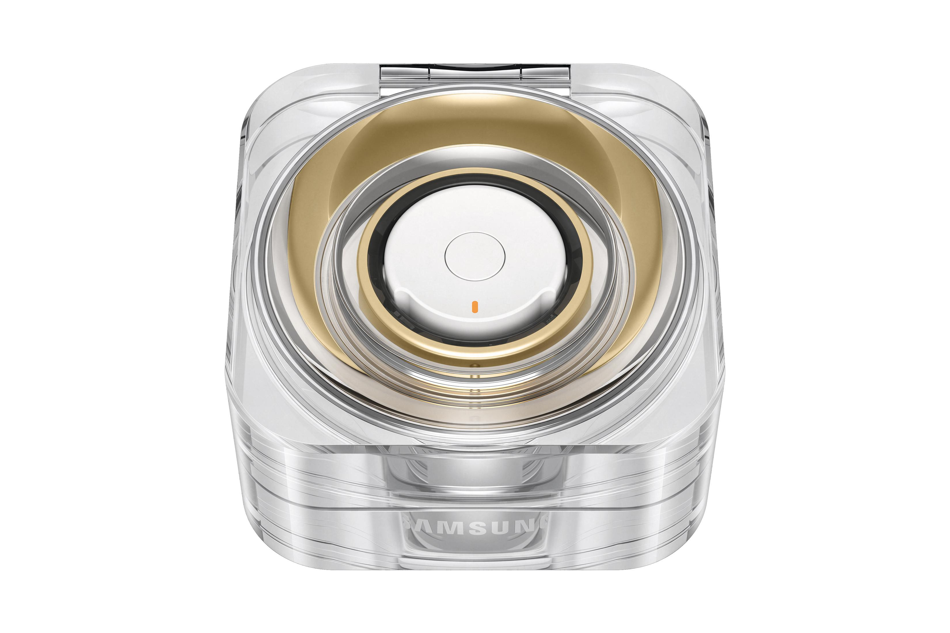 Ein durchsichtiges Samsung Galaxy Buds Case, Draufsicht, mit goldenem Ring um das weiße Zentrum.