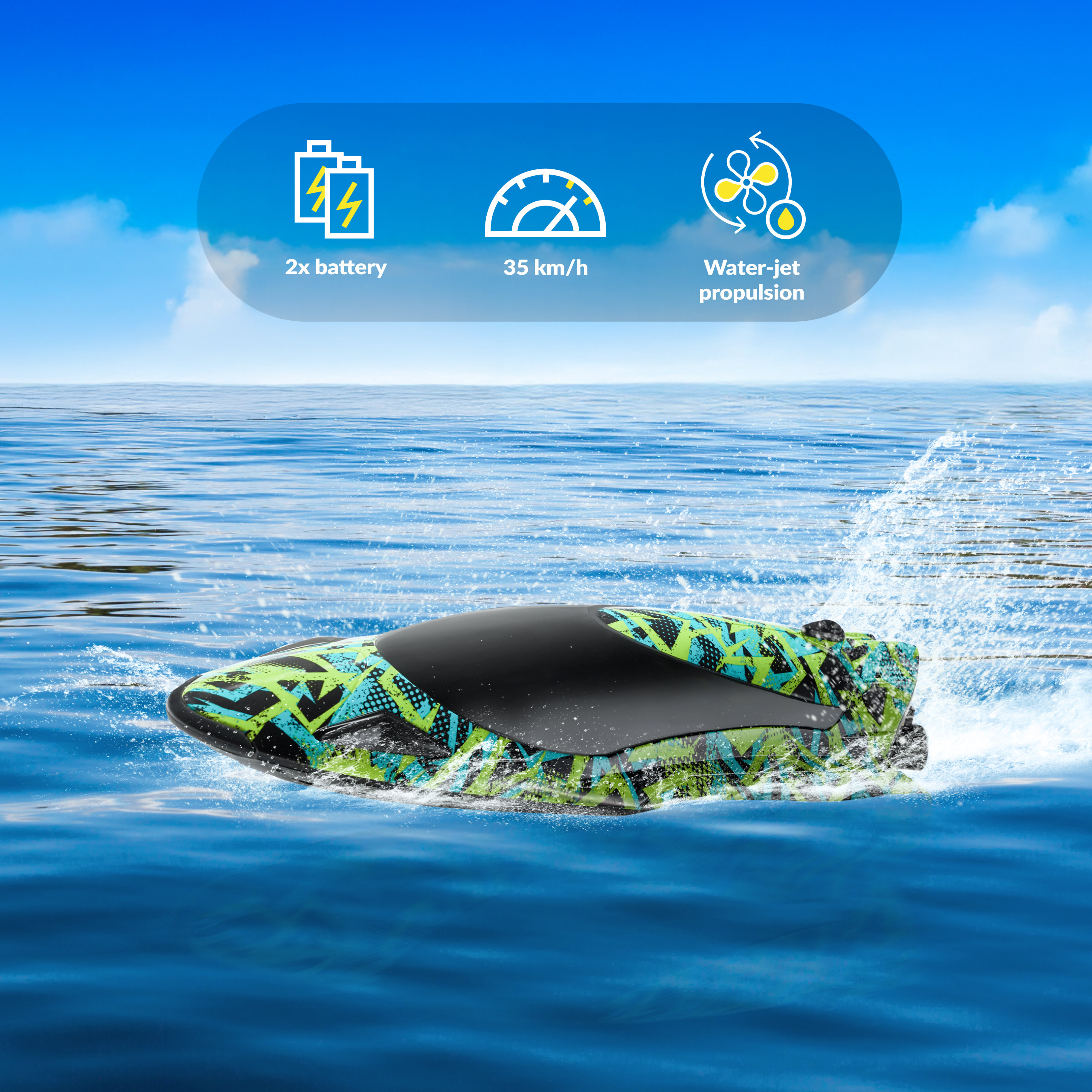 Una barca telecomandata è sull'acqua. La barca è verde, nera e blu, con testo sopra.