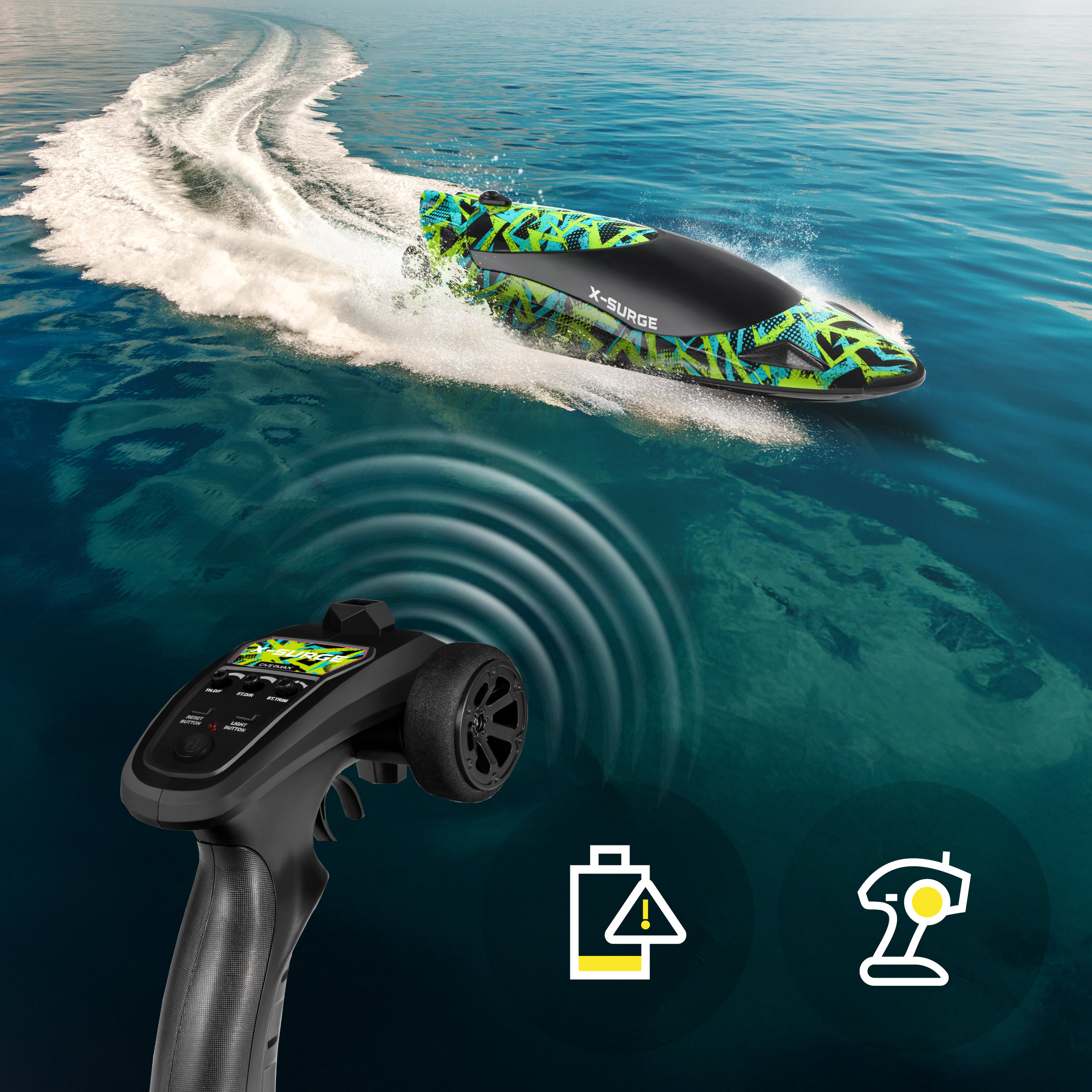 Una barca telecomandata che sfreccia sull'acqua, con un telecomando in primo piano.