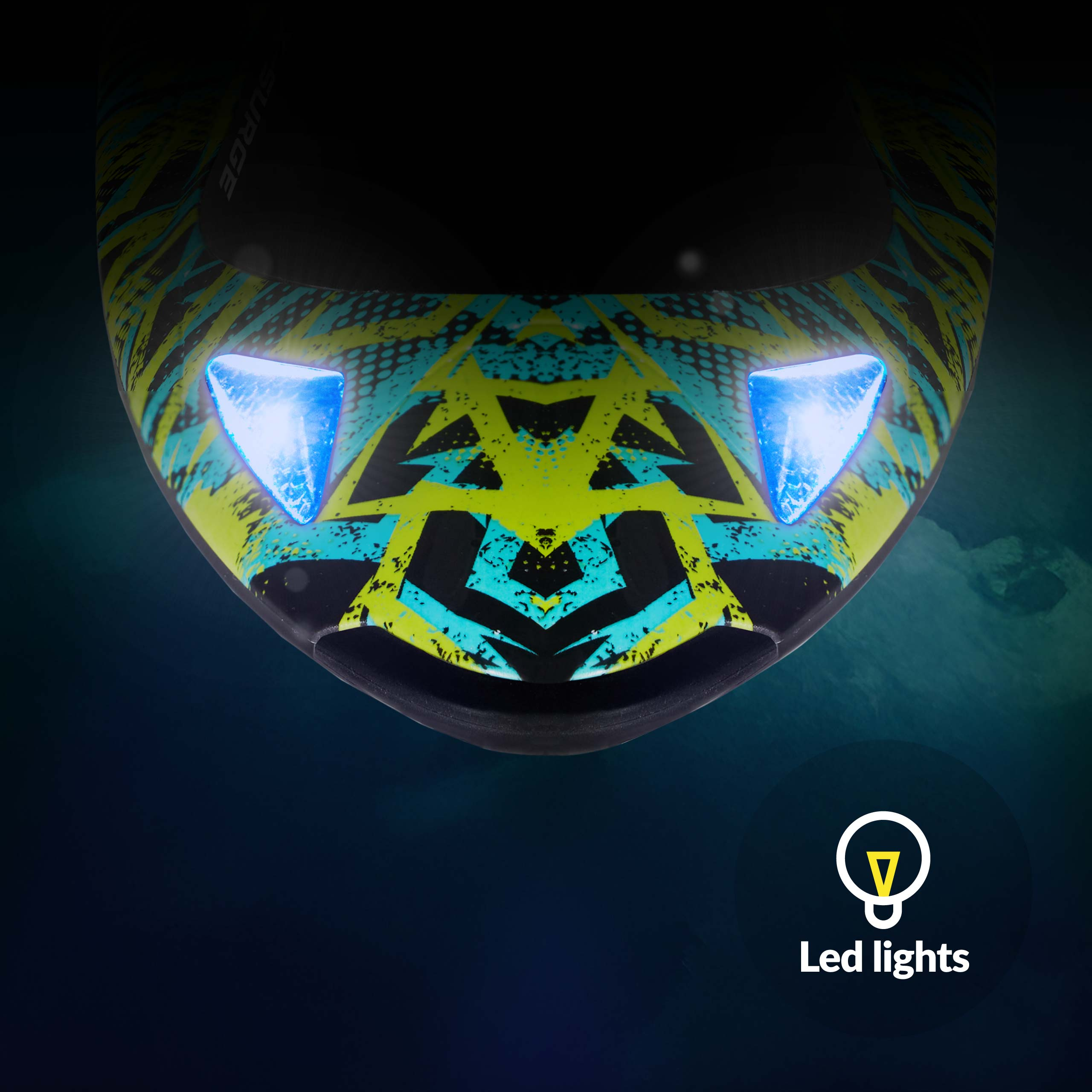 La parte inferiore di un casco con luci verdi e blu e il testo 'Luci LED'.