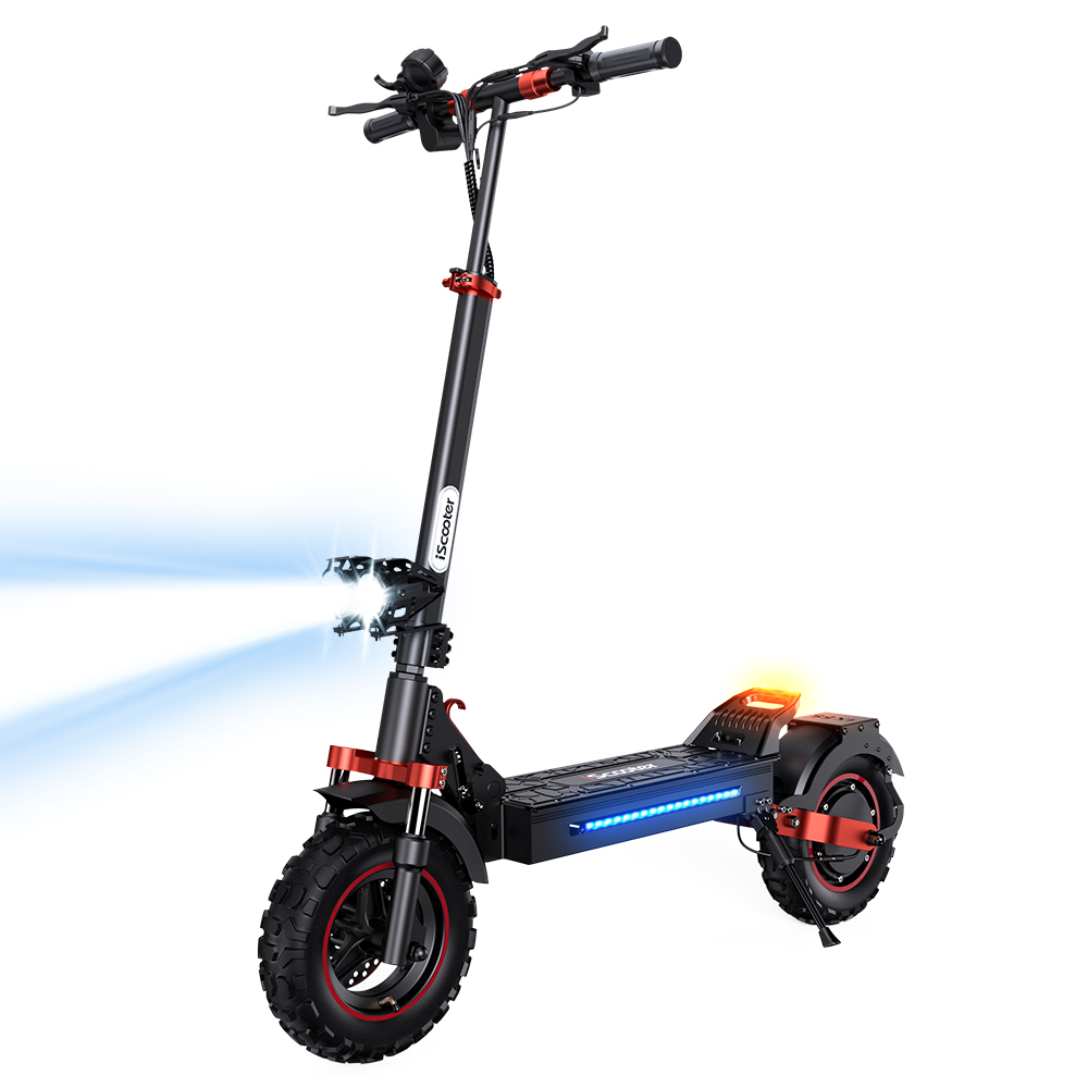 Scooter elettrico nero e rosso con luci accese. Sfondo bianco.