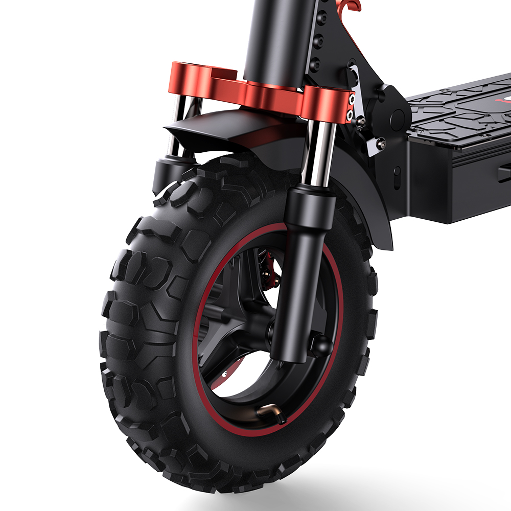 Primo piano di una ruota di scooter elettrico. Pneumatico nero con bordo rosso, sospensione nera e staffa rossa.