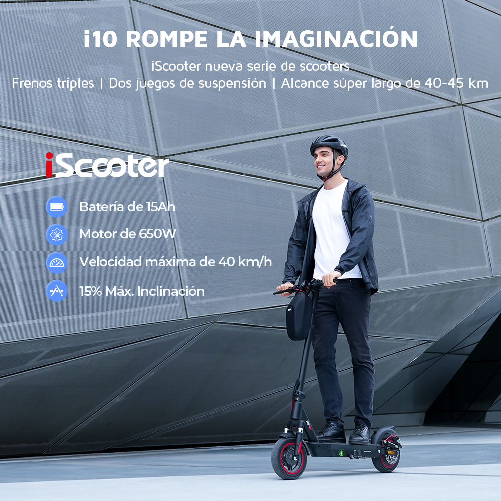 Uomo su uno scooter elettrico. Edificio grigio sullo sfondo con testo spagnolo.