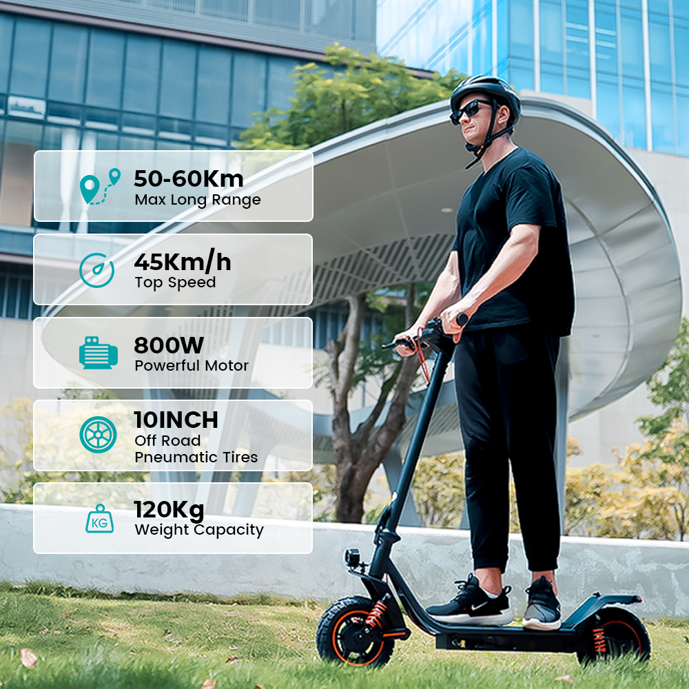Un uomo che guida un monopattino elettrico. Le statistiche mostrano una velocità massima di 45 km/h e un'autonomia di 50-60 km.