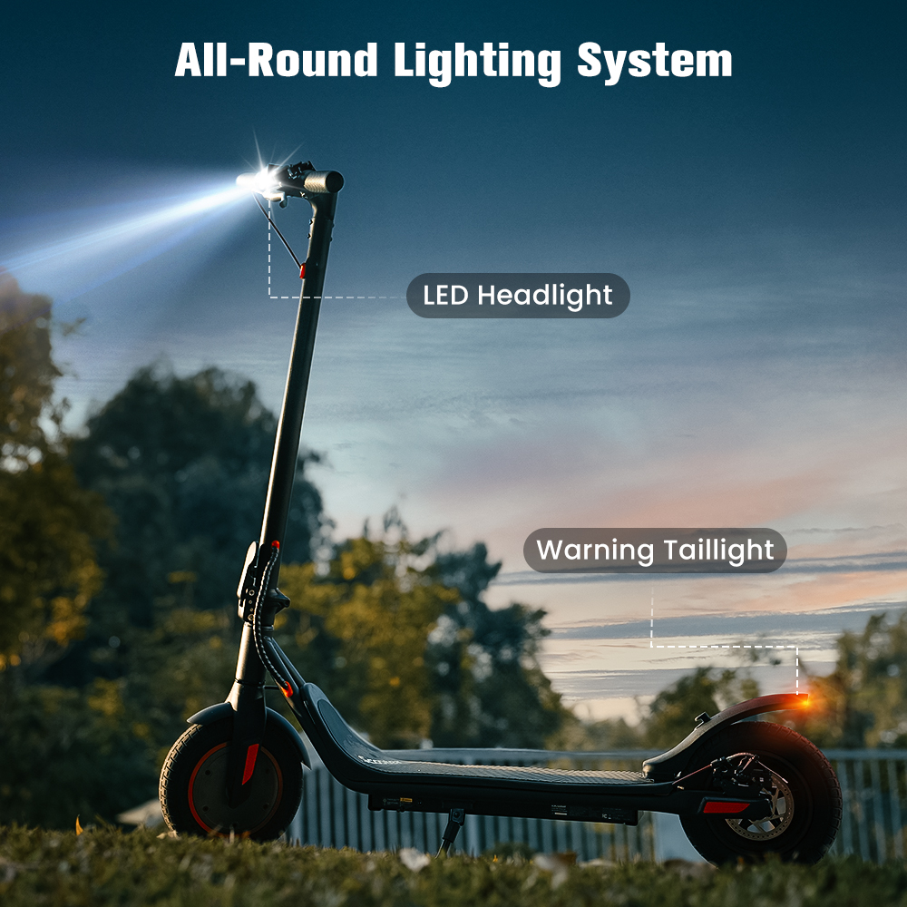 Scooter elettrico nero con faro a LED e fanale posteriore, parcheggiato sull'erba.