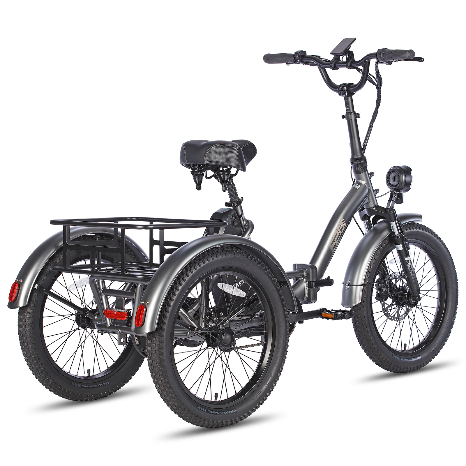Triciclo elettrico grigio con cestino posteriore, pneumatici neri e luce anteriore.