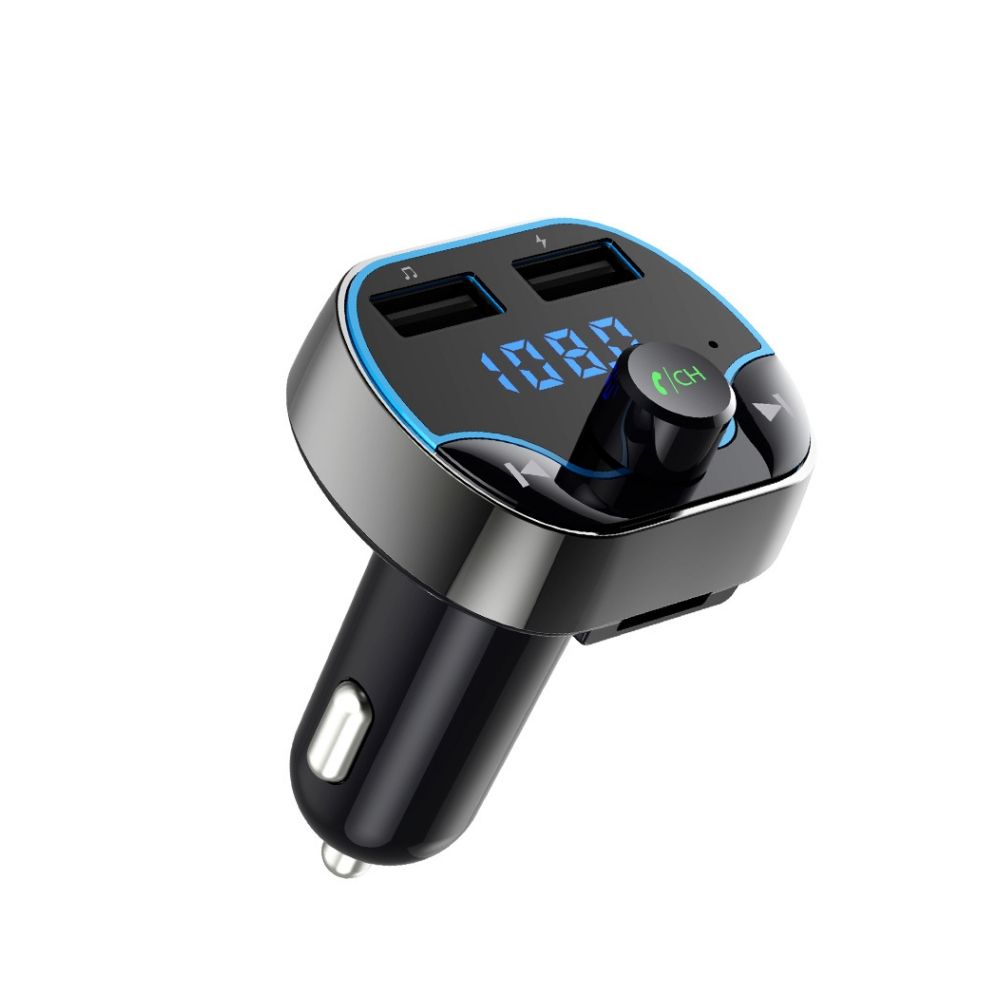 Schwarzes Autoladegerät mit USB-Anschlüssen, Digitalanzeige und Tasten.
