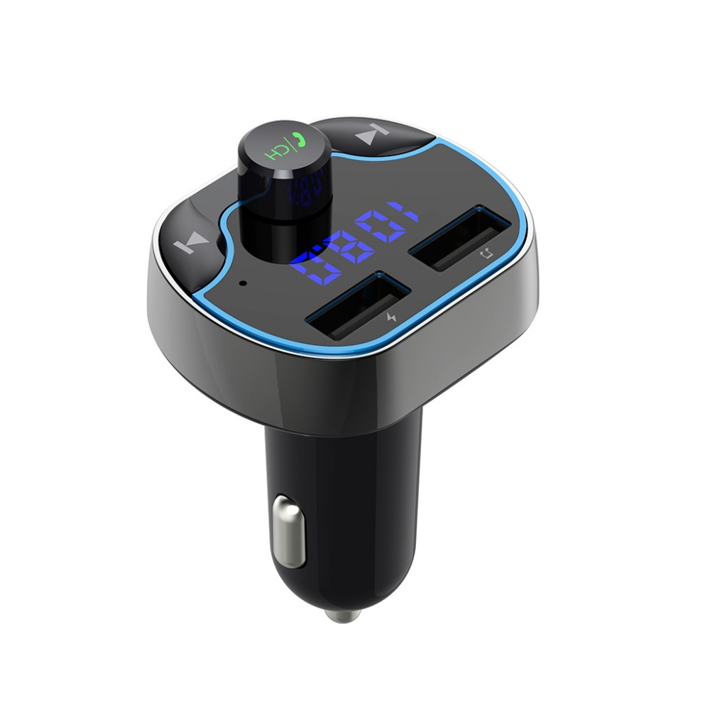 Ein schwarzes Autoladegerät mit digitaler Anzeige, die blaue Zahlen zeigt, und zwei USB-Anschlüssen.