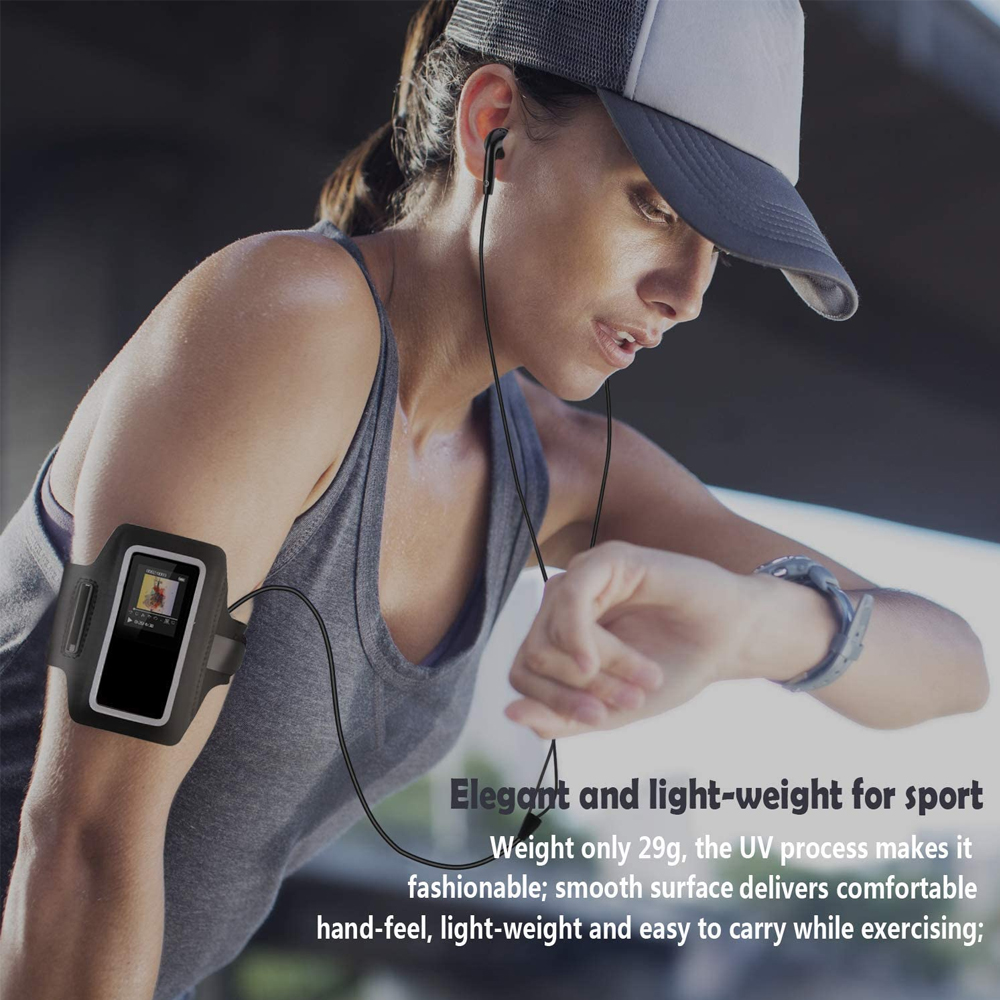 Eine Frau in Sportkleidung mit Sport-Armband und Ohrhörern. Der Text beschreibt das Produkt.