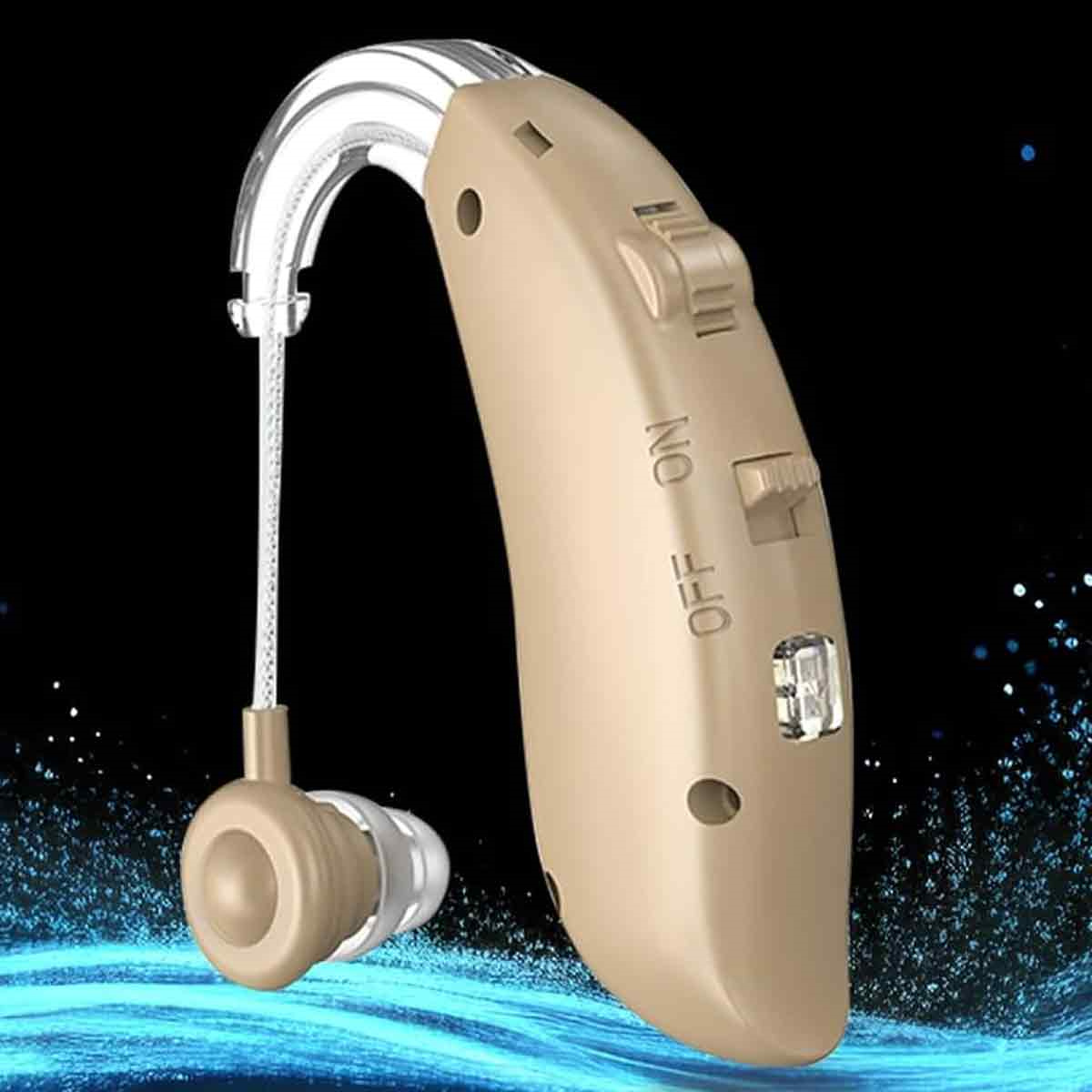 Beige Hörgerät mit Ohrhörer. Hat einen Schalter und ein Steuerrad.