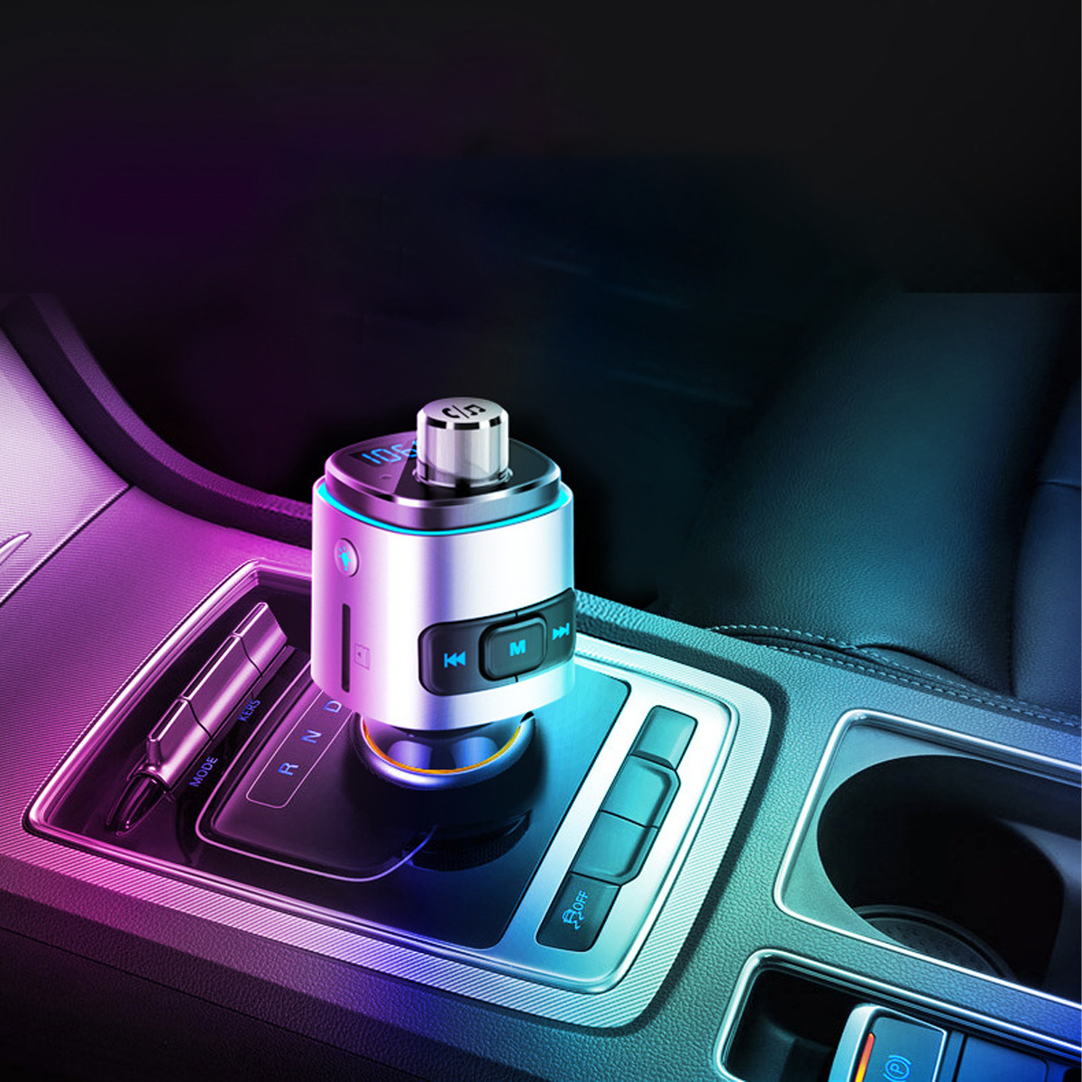 Silbernes Bluetooth-Gerät im Auto auf der Konsole. Blaue und violette Lichter umgeben es.