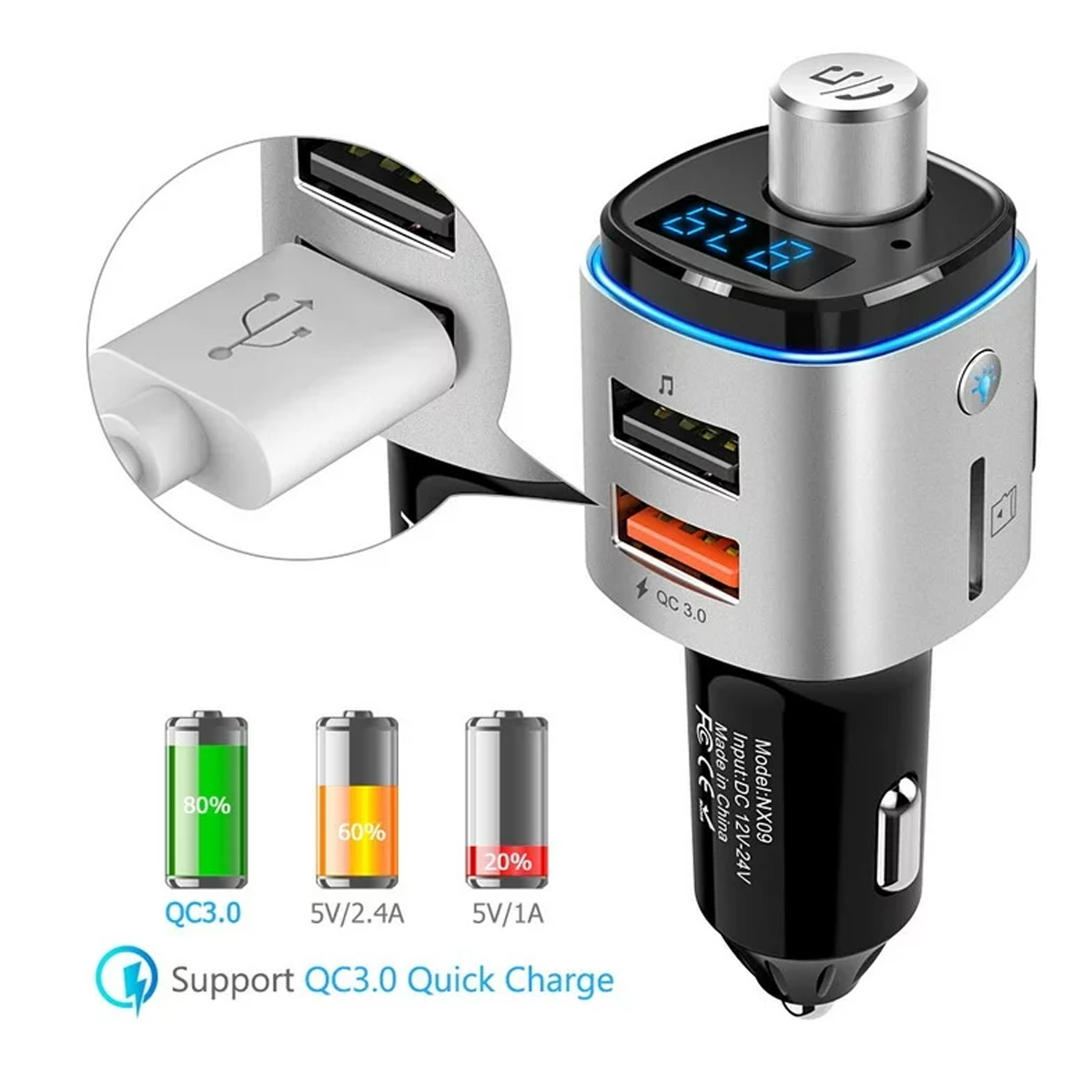 Silbernes Autoladegerät mit USB-Anschlüssen und Batteriestandsanzeigen.