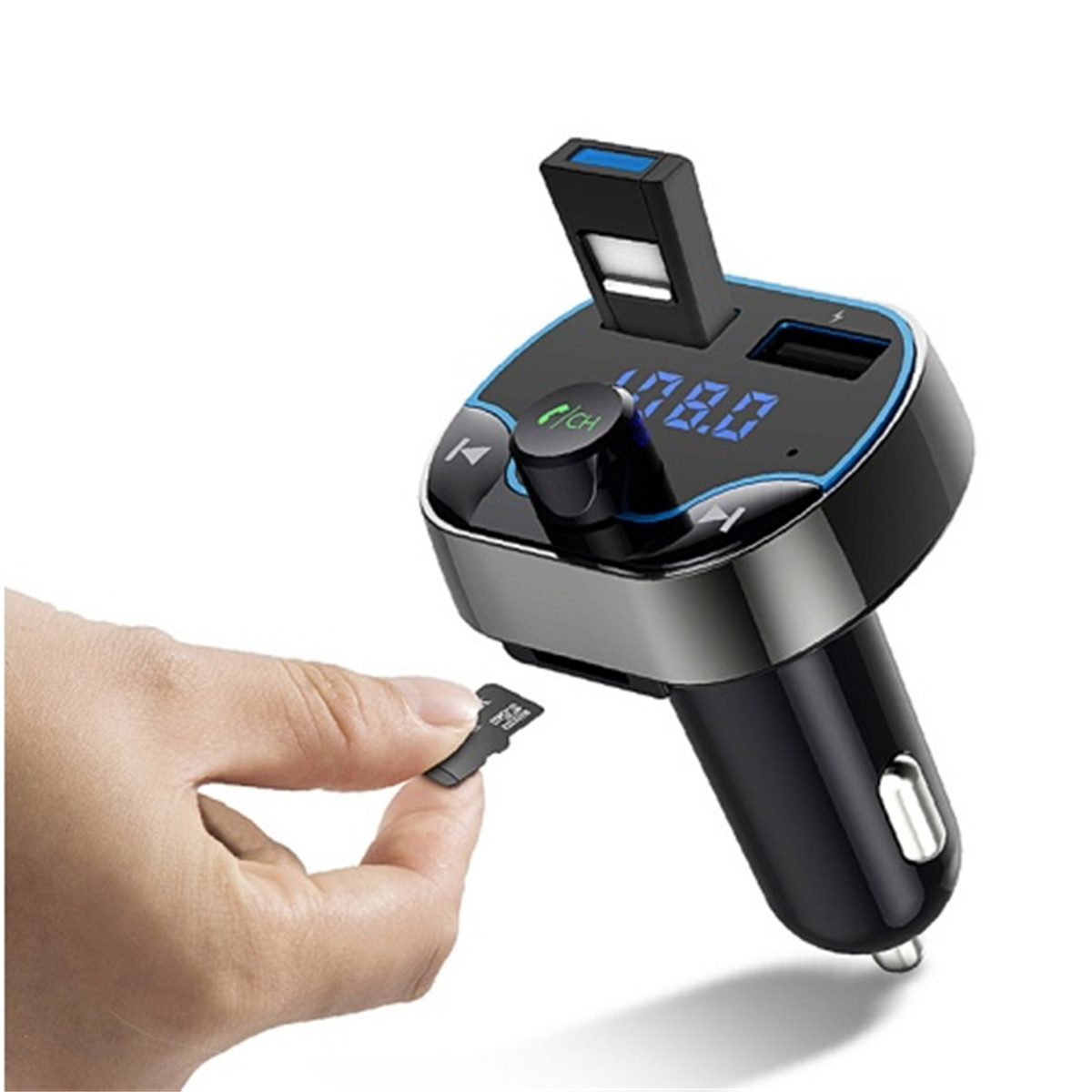 Eine Hand, die eine microSD-Karte in einen Auto-FM-Sender einsetzt.