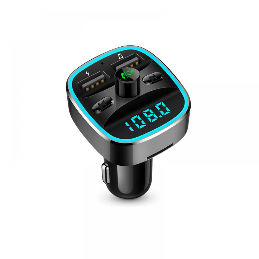 Schwarzes Autoladegerät mit mehreren USB-Anschlüssen und einer Digitalanzeige mit der Frequenz 108.0.