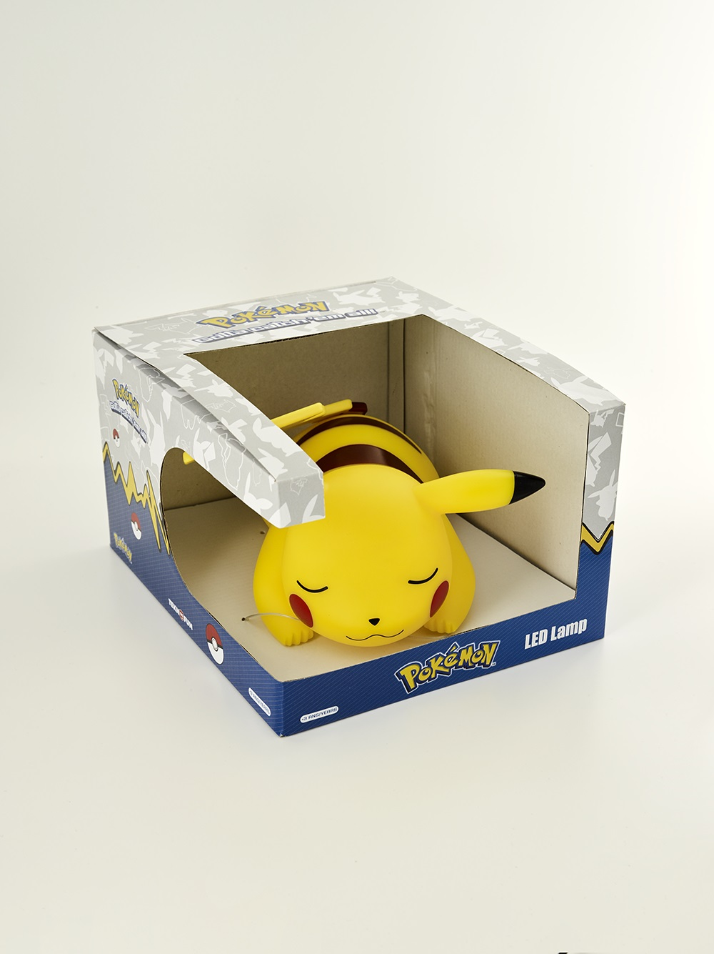 Una lampada LED Pikachu all'interno di una scatola, con sfondo bianco.