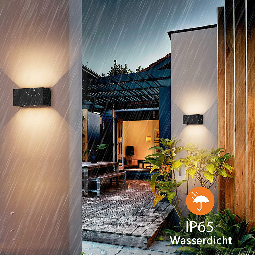 Außenwandleuchten, schwarz, mit Regen-Effekt. Verfügt über ein IP65 wasserdichtes Symbol. Außenszene.