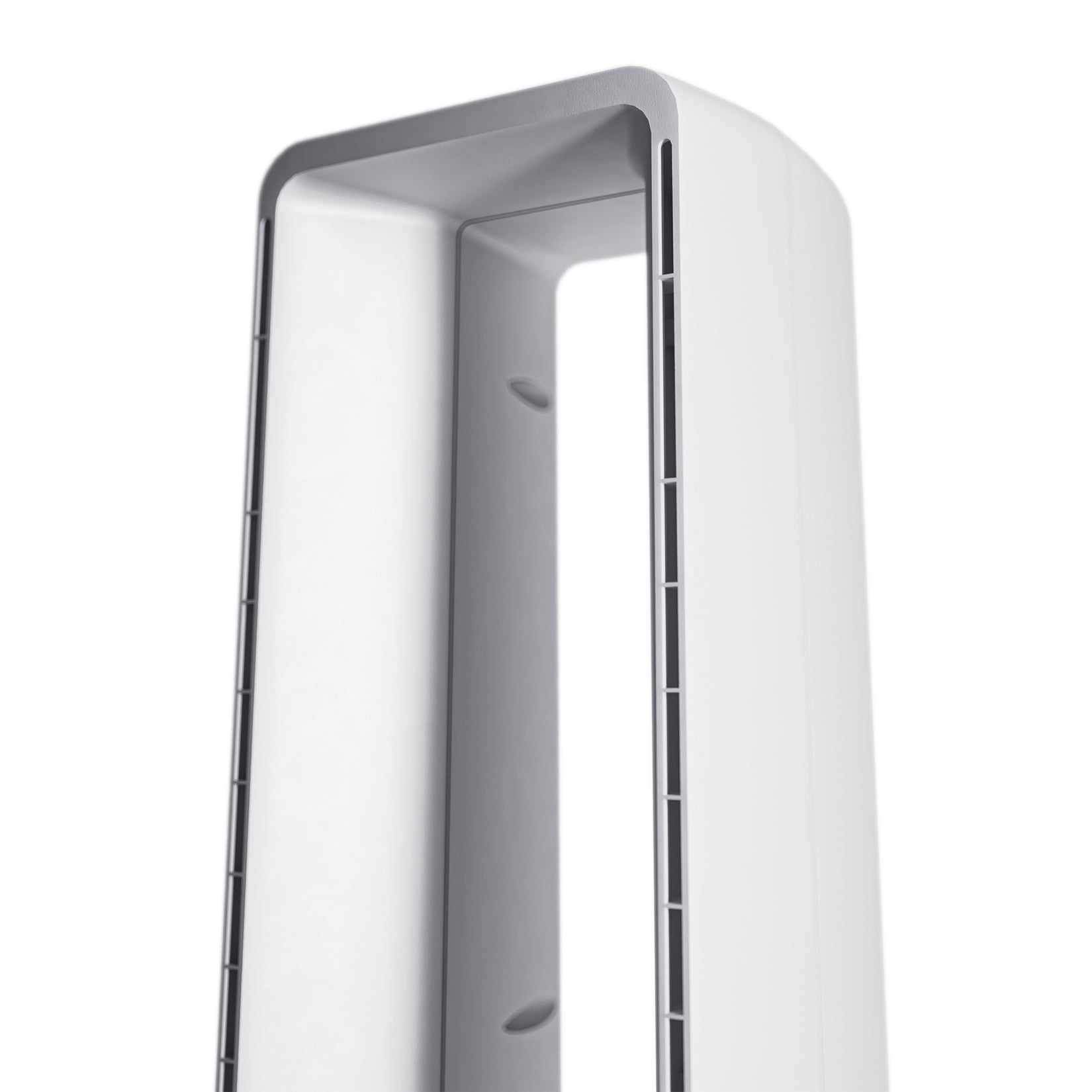 Weißer Turmventilator mit modernem Design. Es hat eine rechteckige Form mit vertikalen Lüftungsschlitzen.