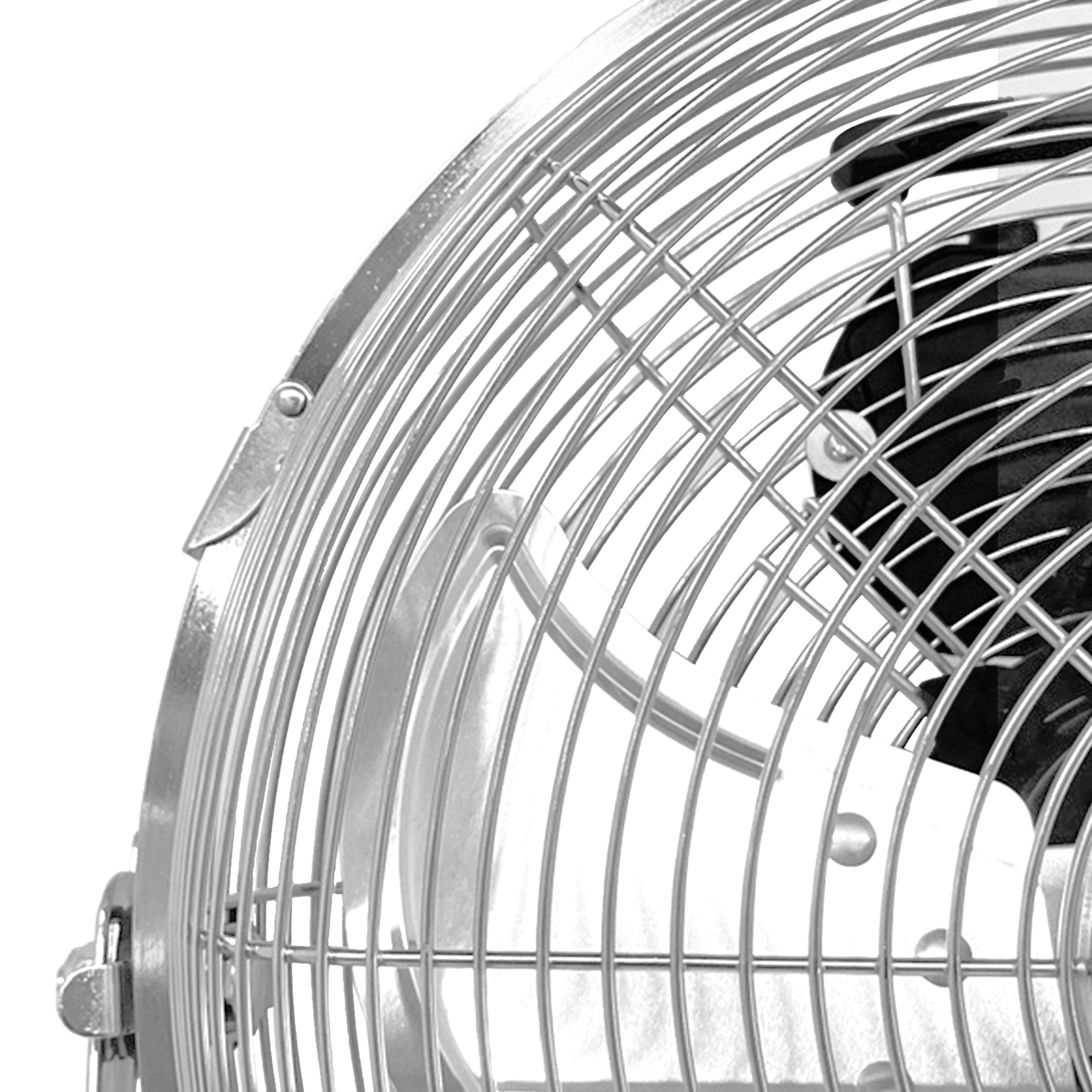 Nahaufnahme eines Metallventilators mit silbernem Schutzgitter. Die Lüfterflügel sind teilweise im Käfig sichtbar.