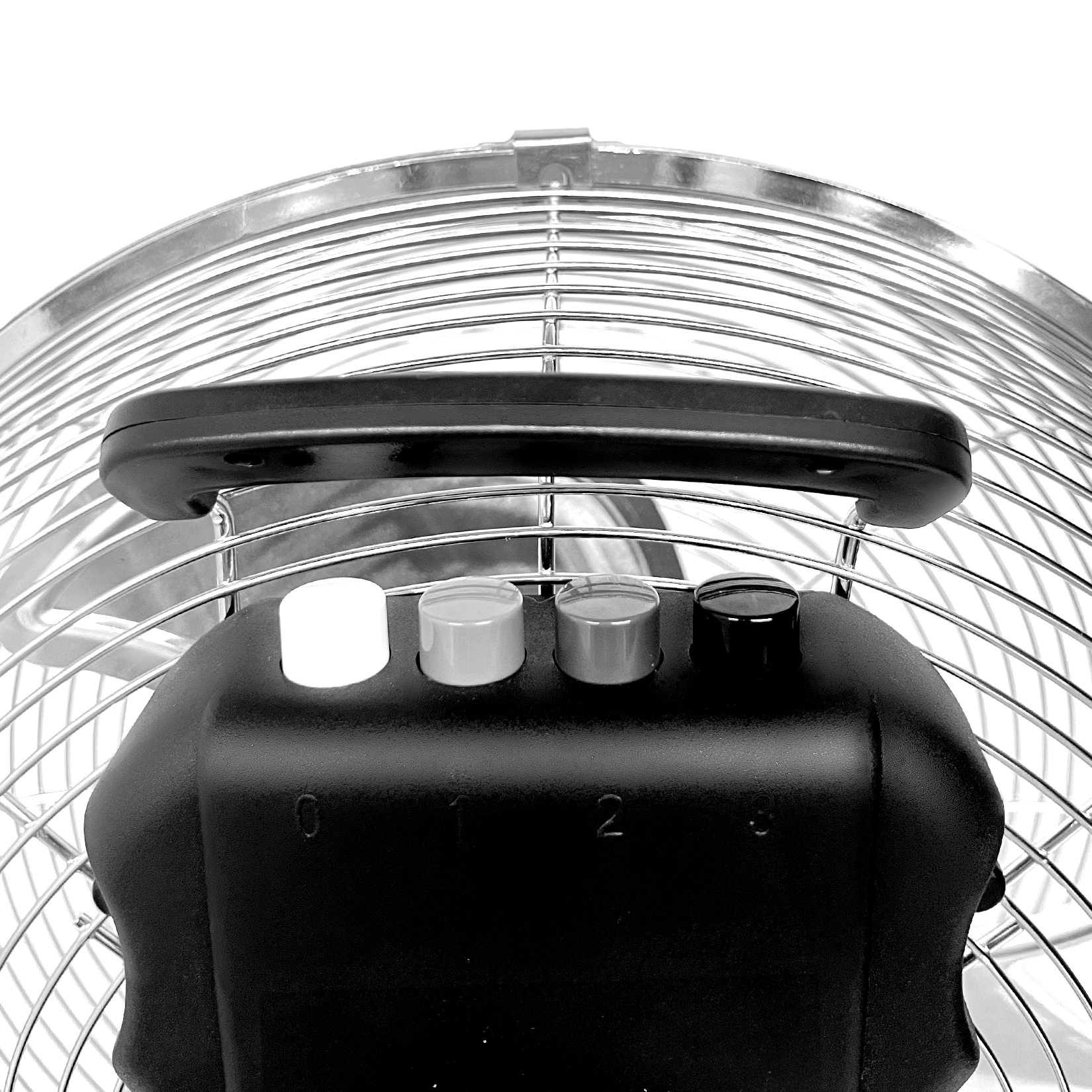 Schwarzer und verchromter Ventilator mit Griff und Geschwindigkeitsreglern. Nahaufnahme vor weißem Hintergrund.