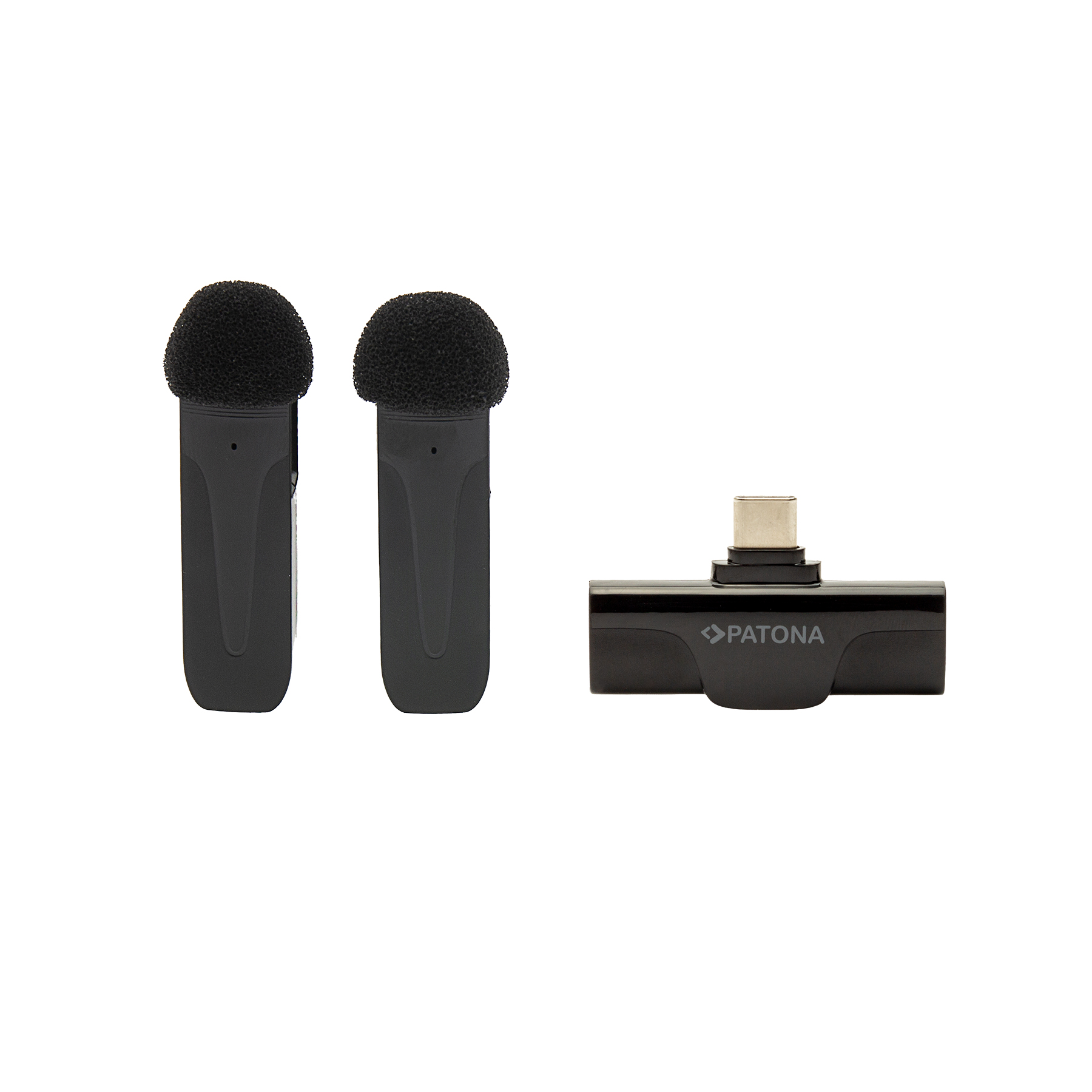Deux microphones noirs avec des couvercles en mousse et un adaptateur USB-C noir. Tous les articles sur fond blanc.