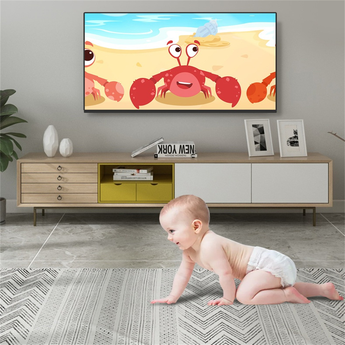 Ein Baby krabbelt auf einen Fernsehbildschirm zu, der eine Zeichentrickszene zeigt.