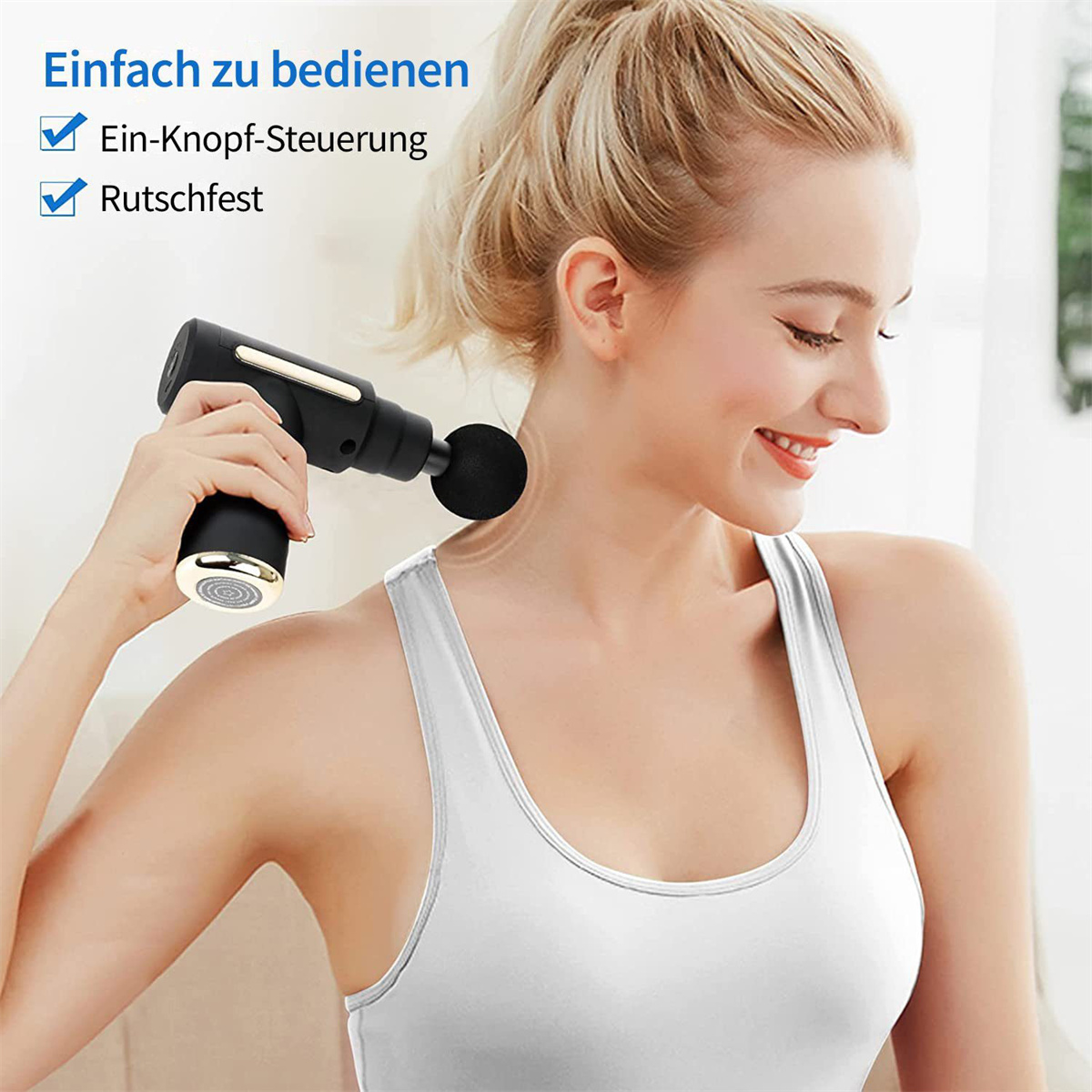 Eine Frau bekommt eine Schultermassage mit einer schwarzen Massagepistole. Weißes Hemd, lächelnd.