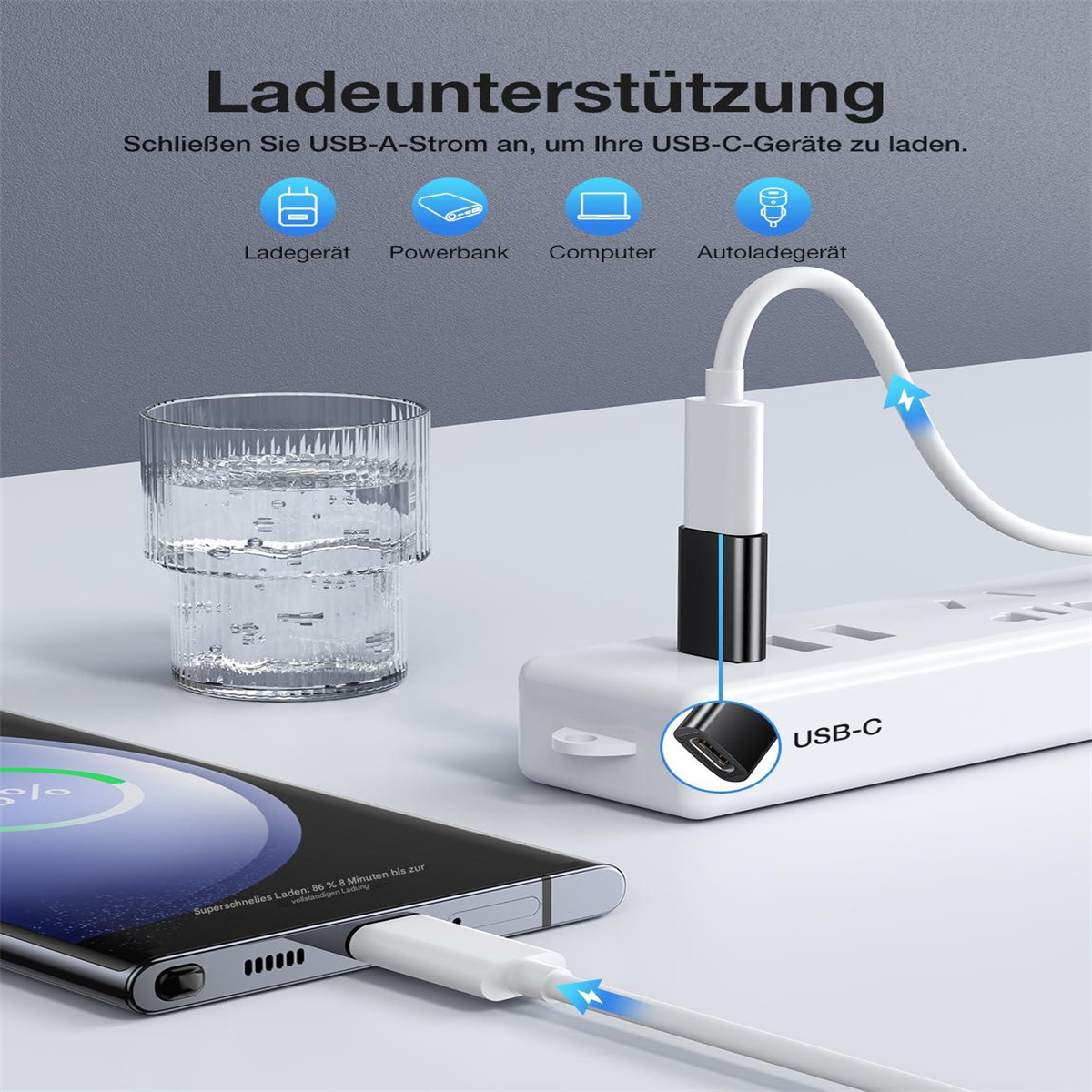 Ein Telefon wird über USB-C geladen. Steckdose, Glas und USB-A-Anschluss gezeigt.