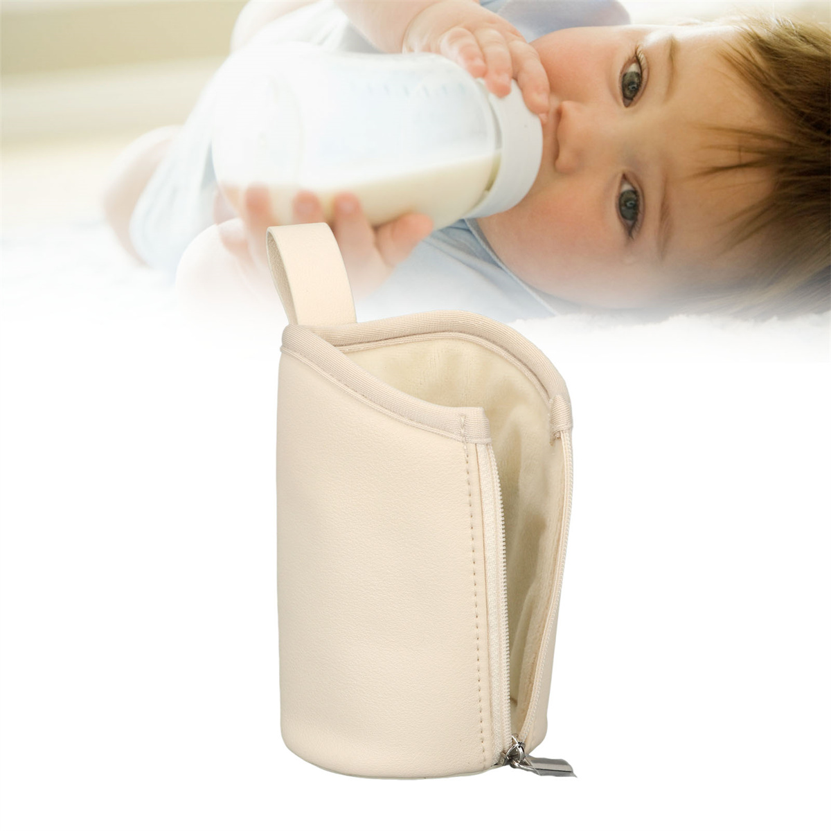 Baby trinkt Milch aus einer Flasche. Ein beiger Flaschenhalter im Vordergrund.