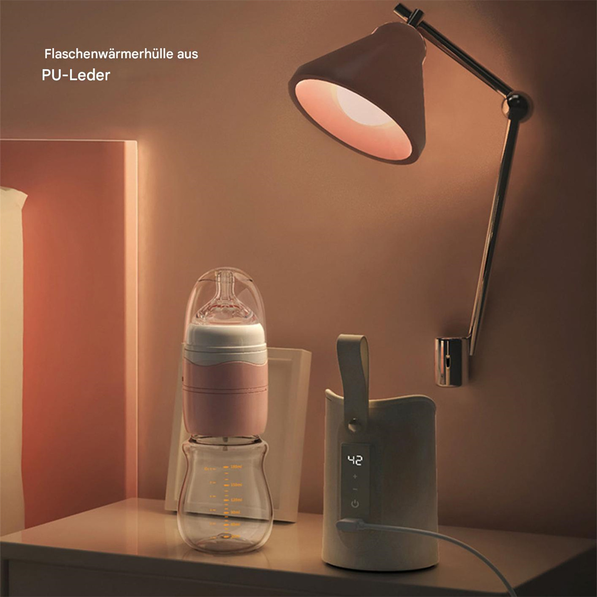 Ein Babyflaschenwärmer, eine Flasche und eine Lampe auf einem Tisch.