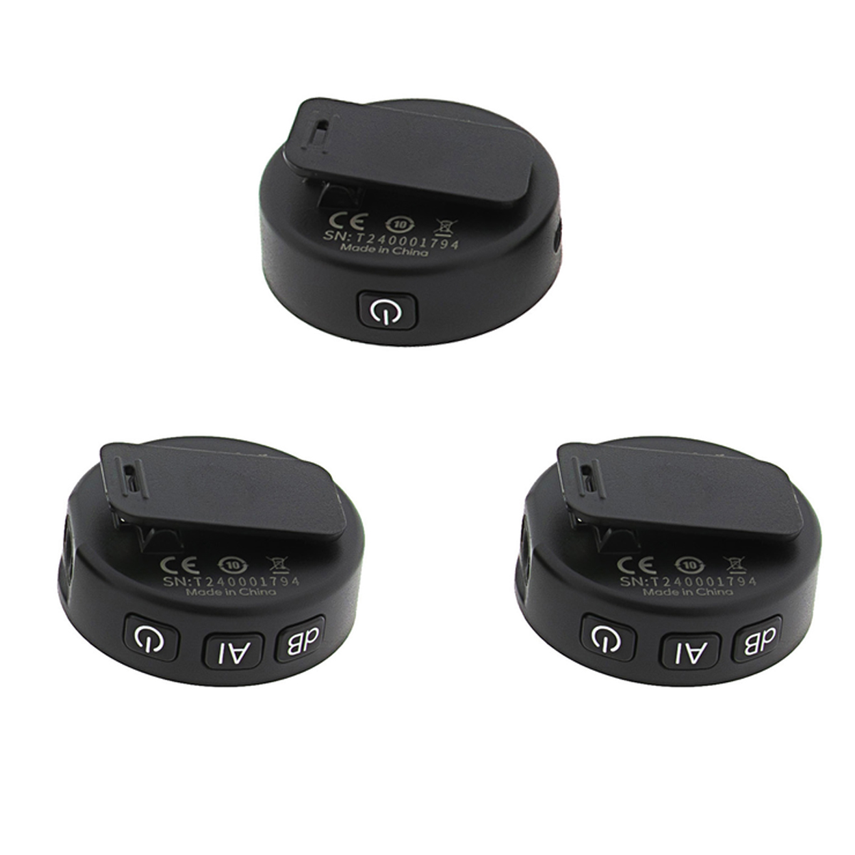 Trois petits appareils noirs, chacun avec un bouton et un clip, sur fond blanc.