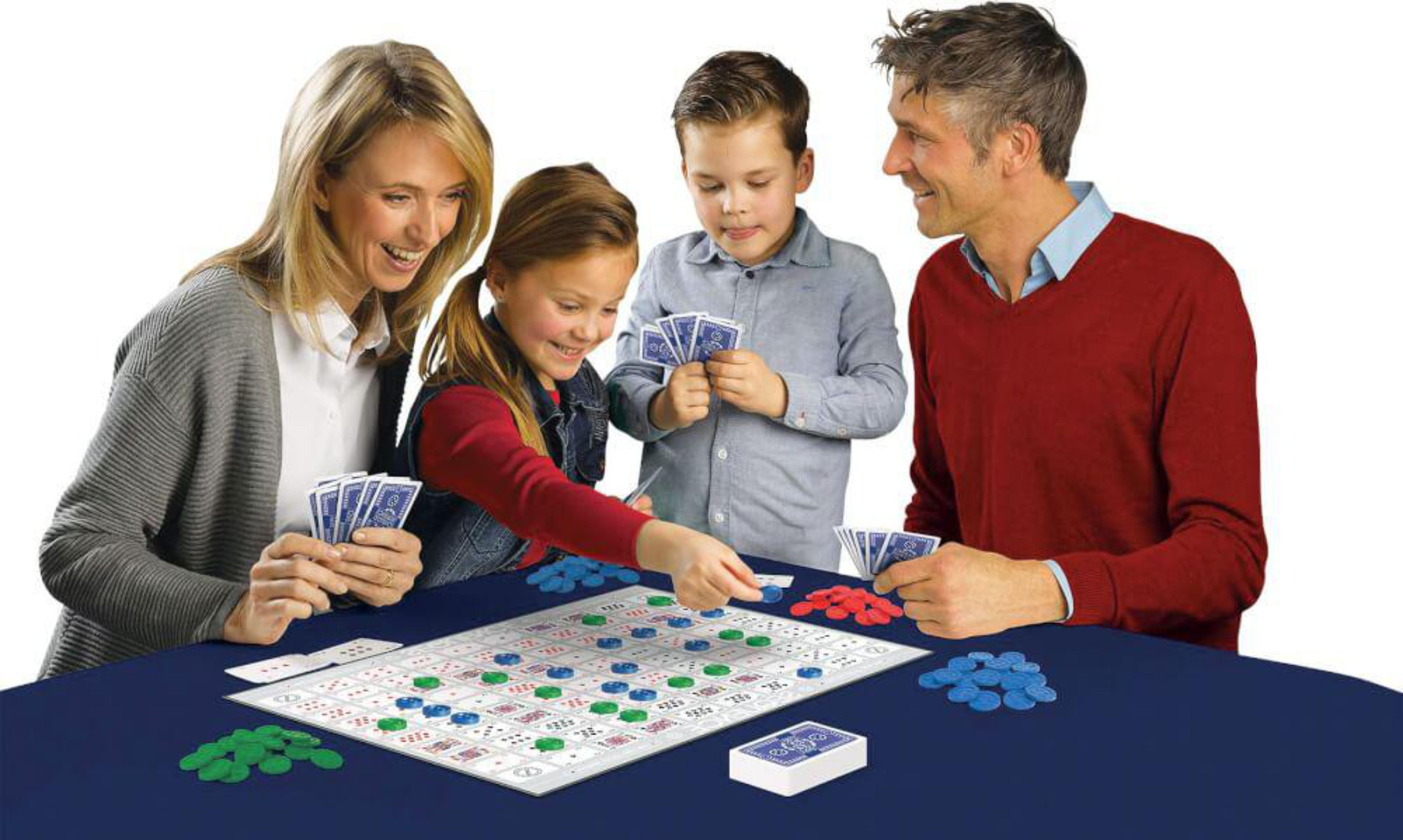 Rodzina gra w grę planszową z kartami i pionkami na niebieskim stole.