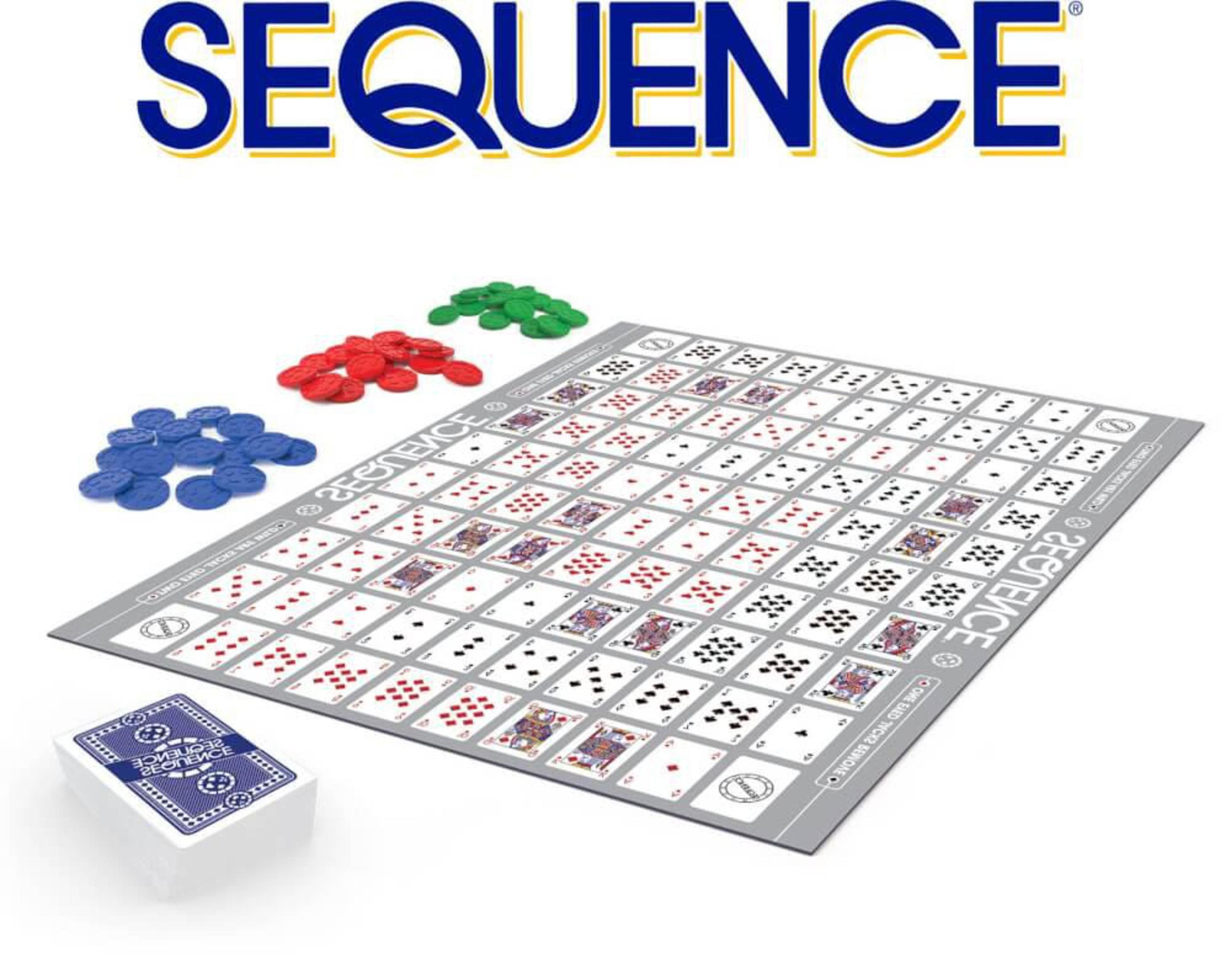 Gra planszowa Sequence z planszą, kartami i kolorowymi żetonami. Gra jest na białym tle.