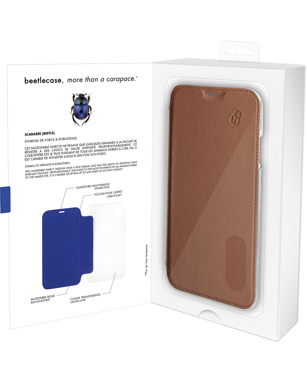 Una custodia per telefono in una scatola bianca. La custodia è marrone e ha un logo di uno scarabeo. La scatola ha testo in inglese e francese.