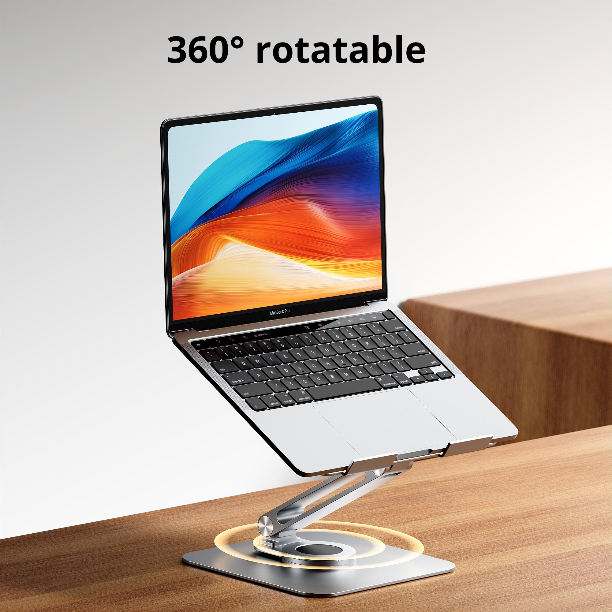 Ein Laptop auf einem silbernen Ständer, der auf einer Holzoberfläche nach oben geneigt ist.