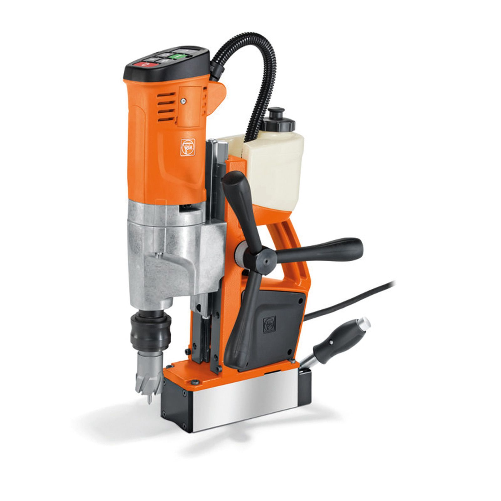 Orangefarbene und silberne Bohrmaschine mit schwarzem Griff, vor weißem Hintergrund.