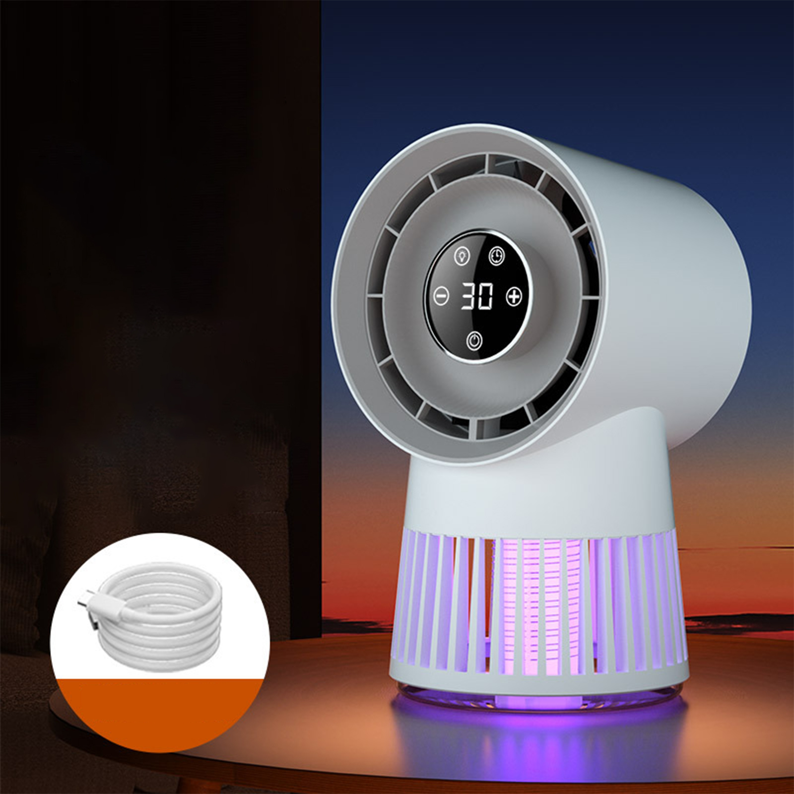 Weißer Ventilator mit Digitalanzeige und einem kleinen, gewickelten weißen Kabel. Dunkler und orangener Hintergrund.